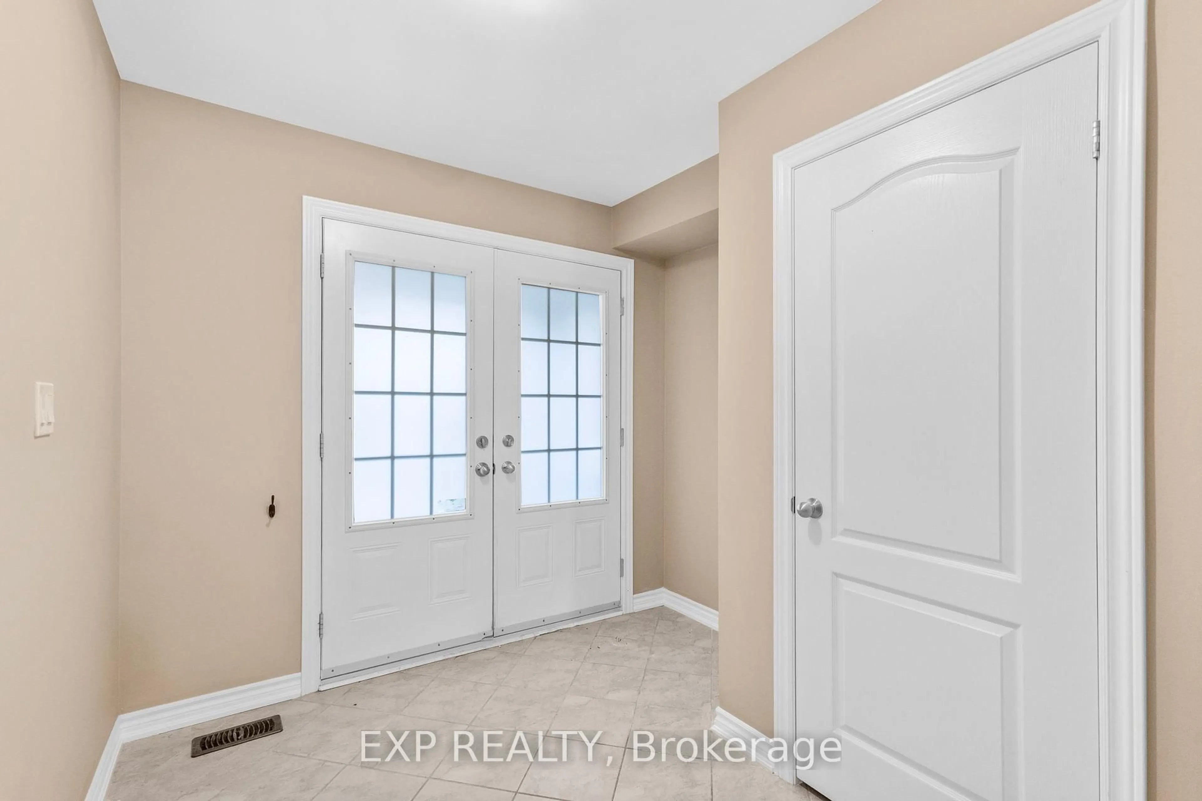 Indoor entryway for 715 Grandview St #19, Oshawa Ontario L1K 0N2