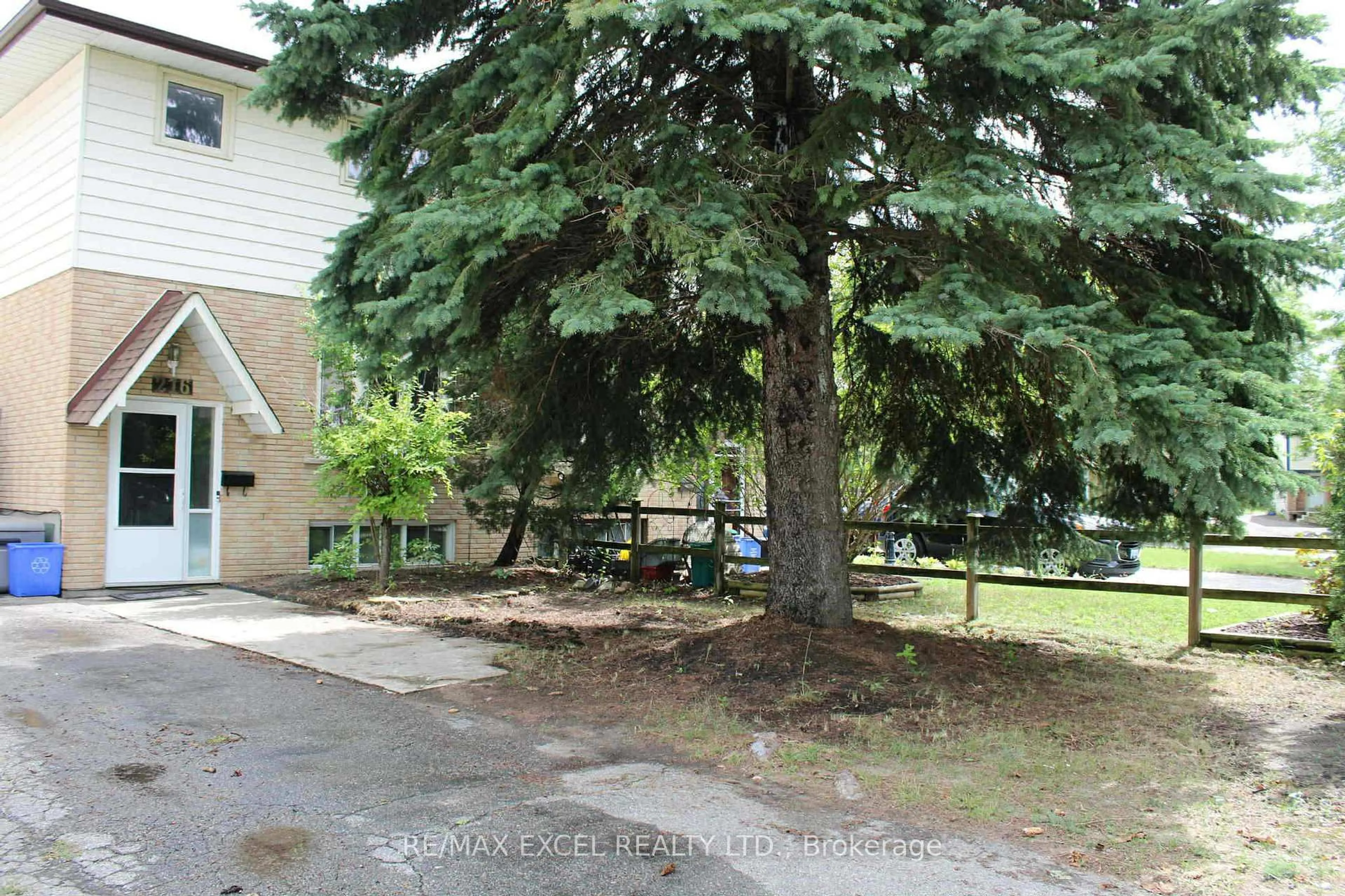 Patio, street for 216 Northminster Crt, Oshawa Ontario L1G 3T3