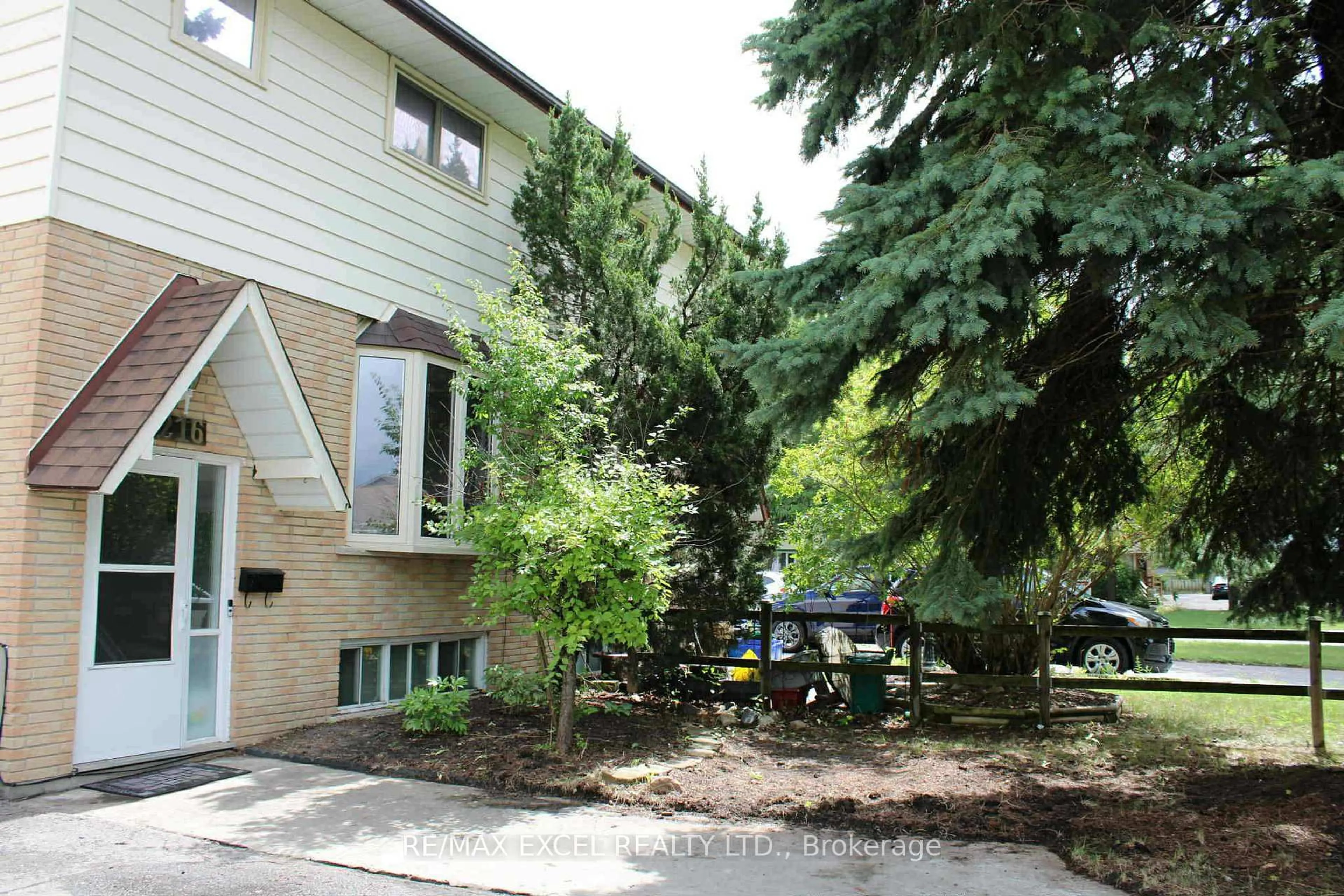 Patio, street for 216 Northminster Crt, Oshawa Ontario L1G 3T3