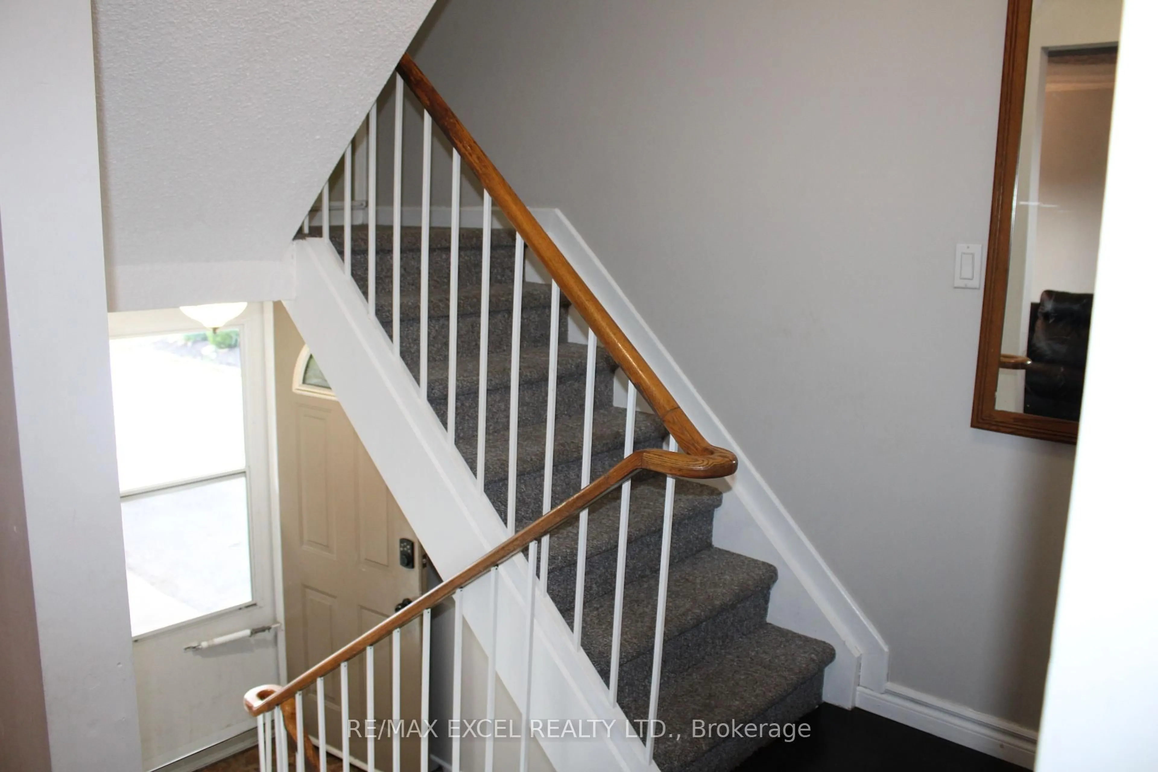 Stairs for 216 Northminster Crt, Oshawa Ontario L1G 3T3