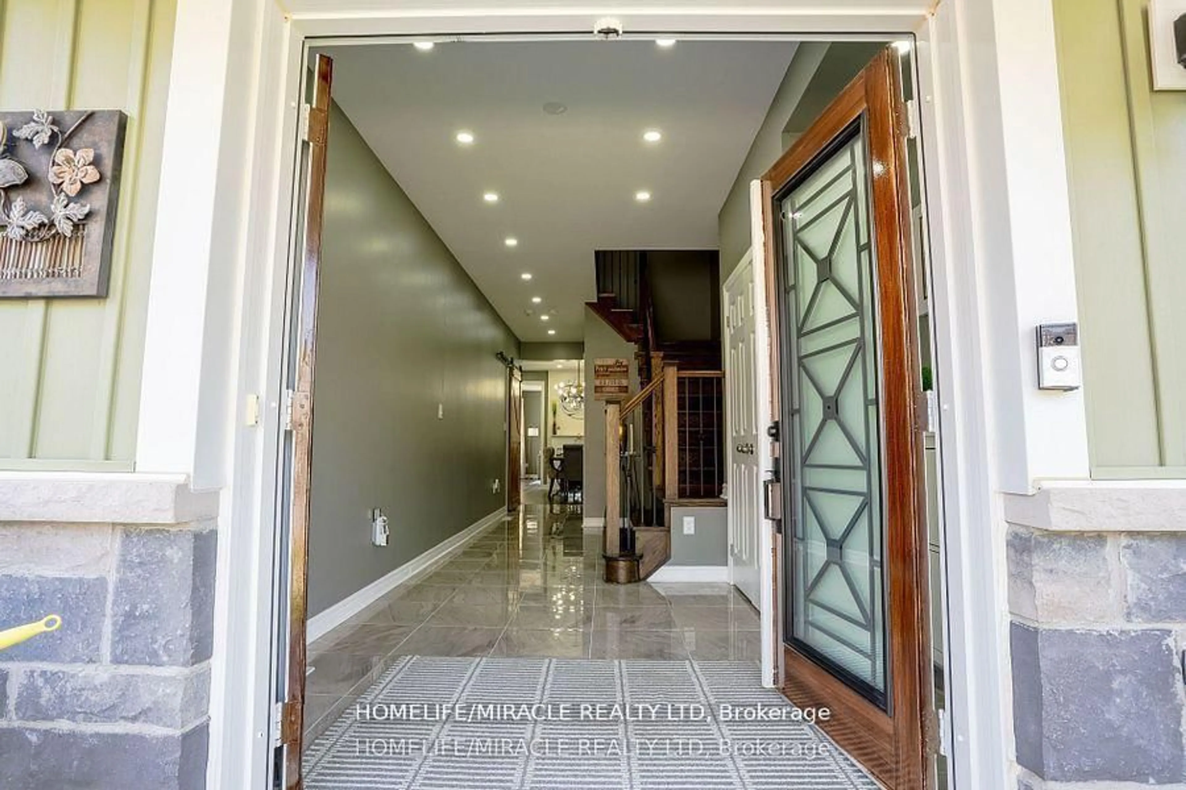 Indoor foyer for 288 Pimlico Dr, Oshawa Ontario L1L 0L3
