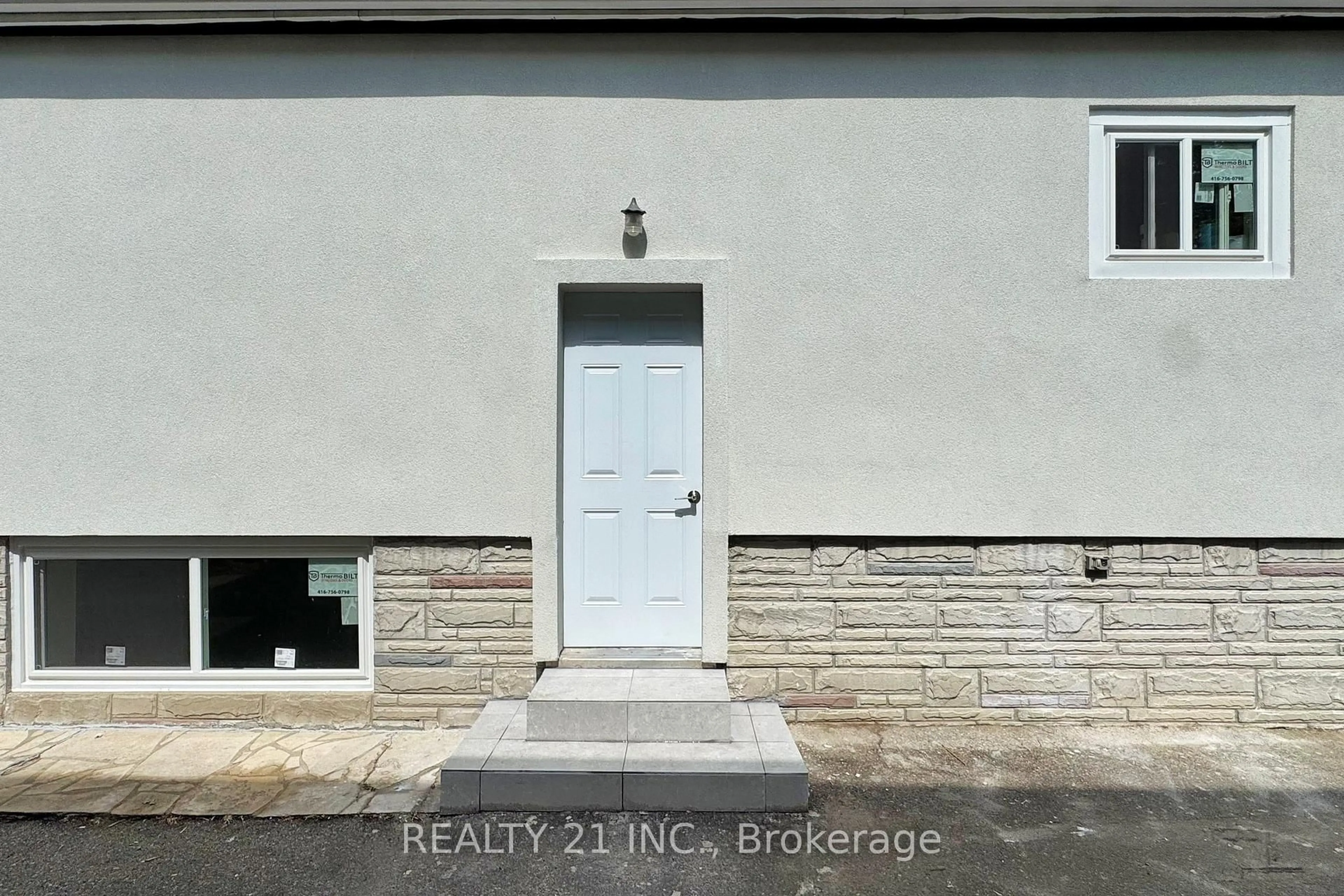 Indoor entryway for 125 S Woodrow Blvd, Toronto Ontario M1N 3L8