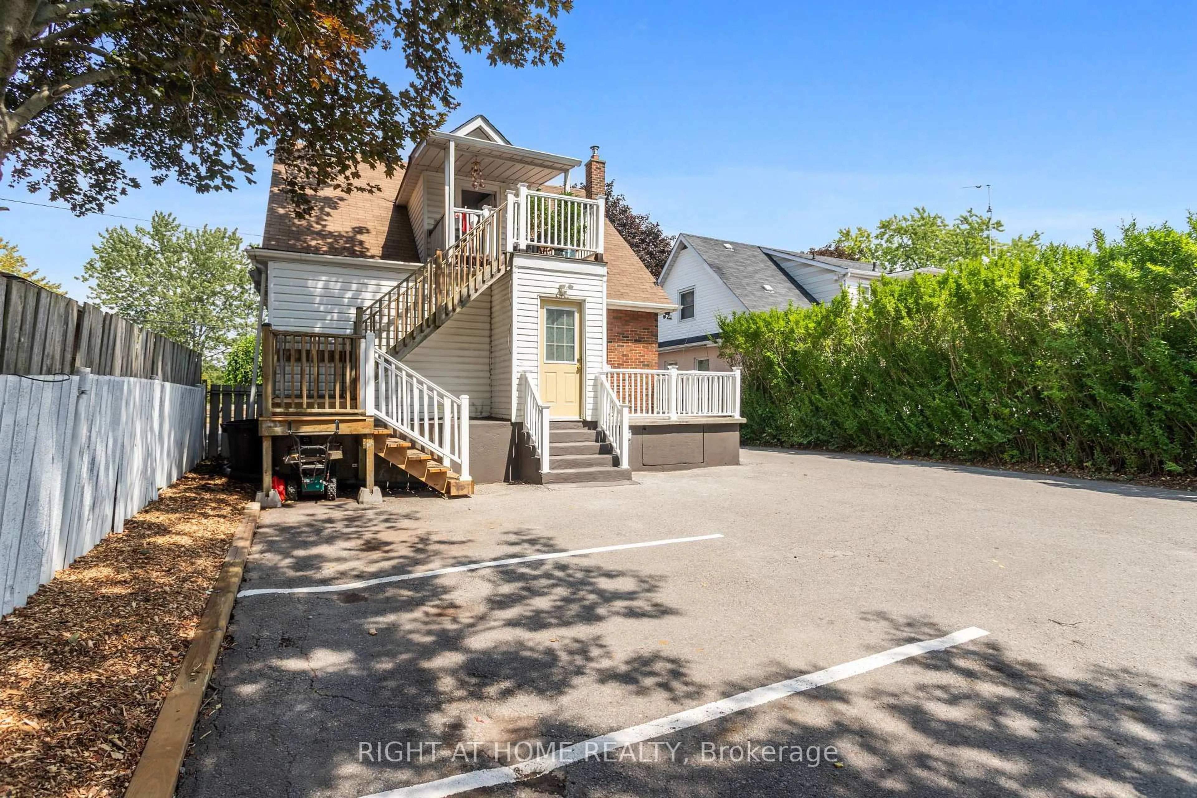 A pic from outside/outdoor area/front of a property/back of a property/a pic from drone, street for 1398 Simcoe St, Oshawa Ontario L1H 4M4