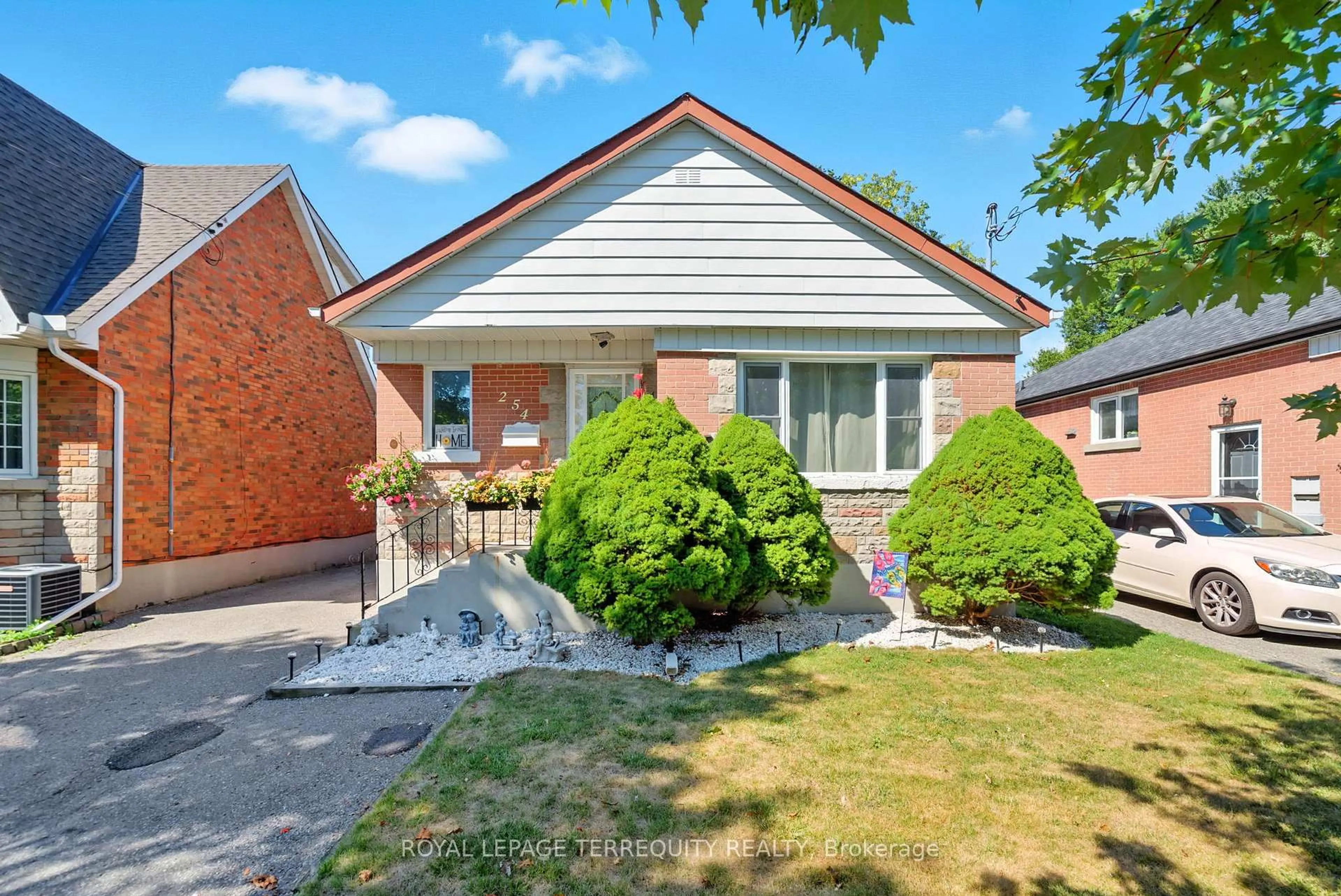 Home with brick exterior material, street for 254 Cadillac Ave, Oshawa Ontario L1H 5Z7