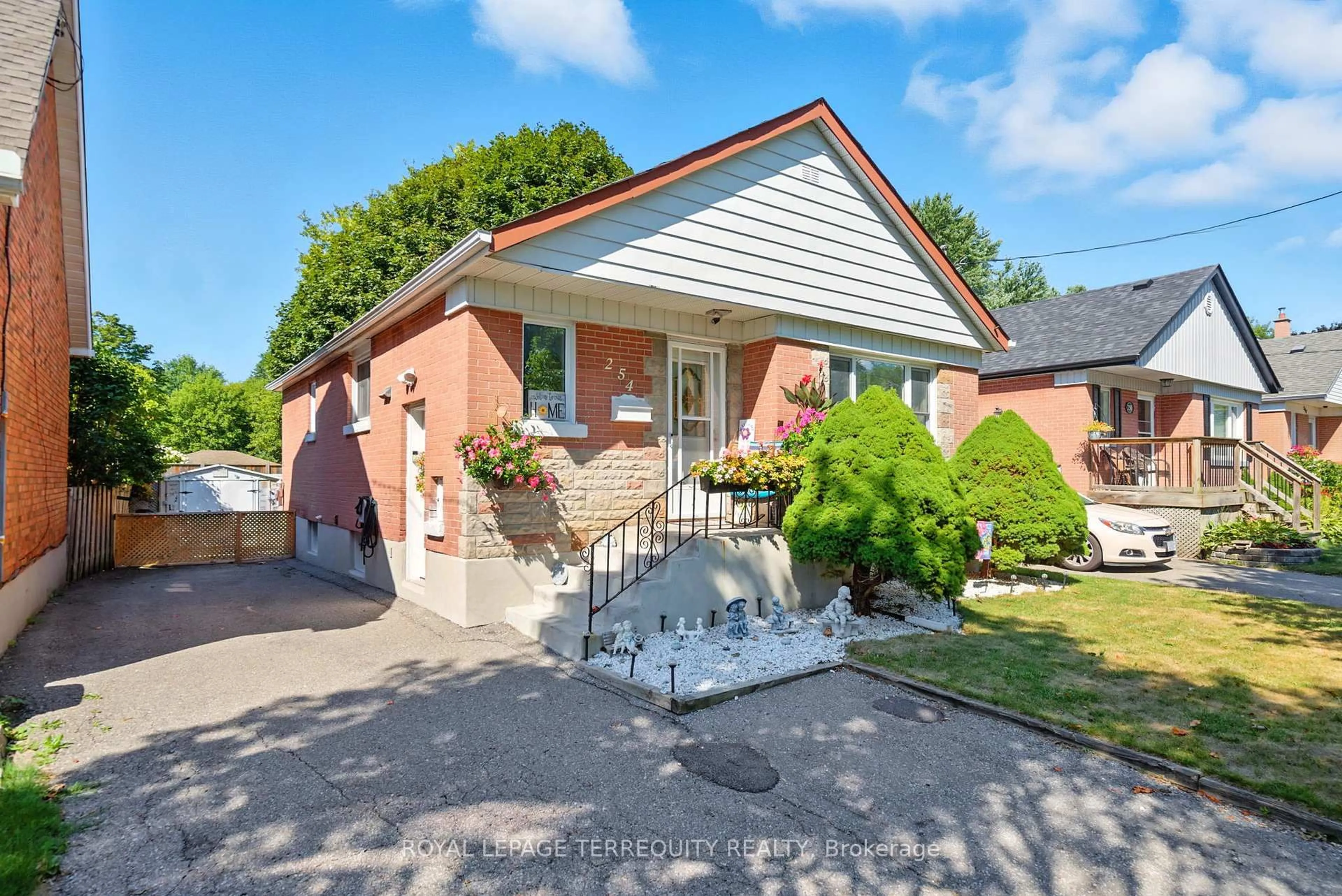 Home with brick exterior material, street for 254 Cadillac Ave, Oshawa Ontario L1H 5Z7
