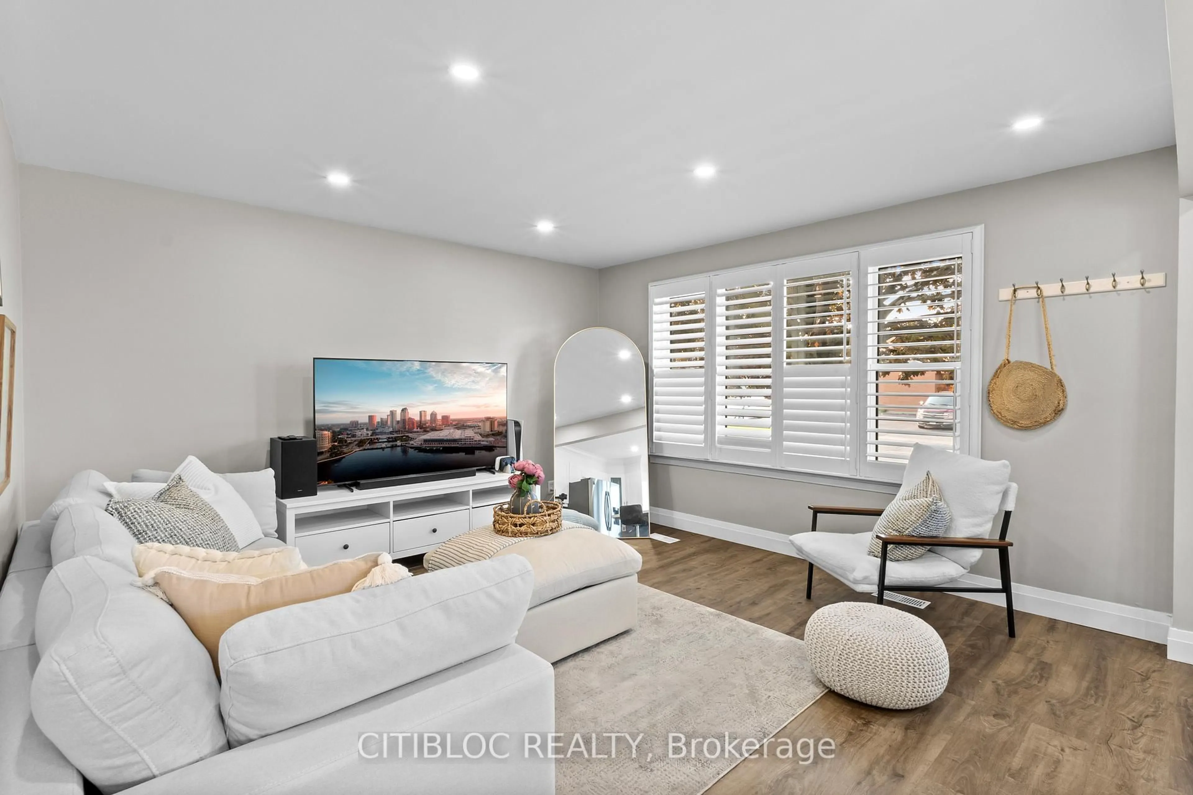 Living room with furniture, unknown for 519 Lowell Ave, Oshawa Ontario L1J 2X6