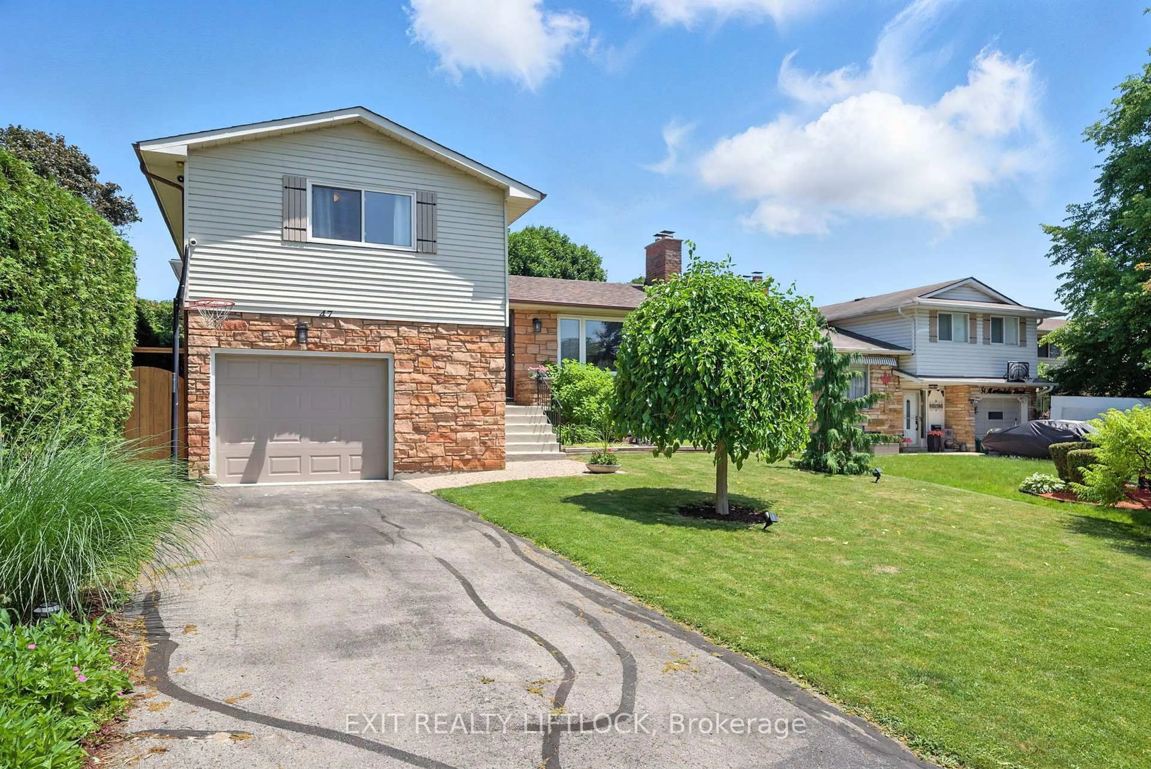 A pic from outside/outdoor area/front of a property/back of a property/a pic from drone, street for 47 Martindale St, Oshawa Ontario L1H 6W7