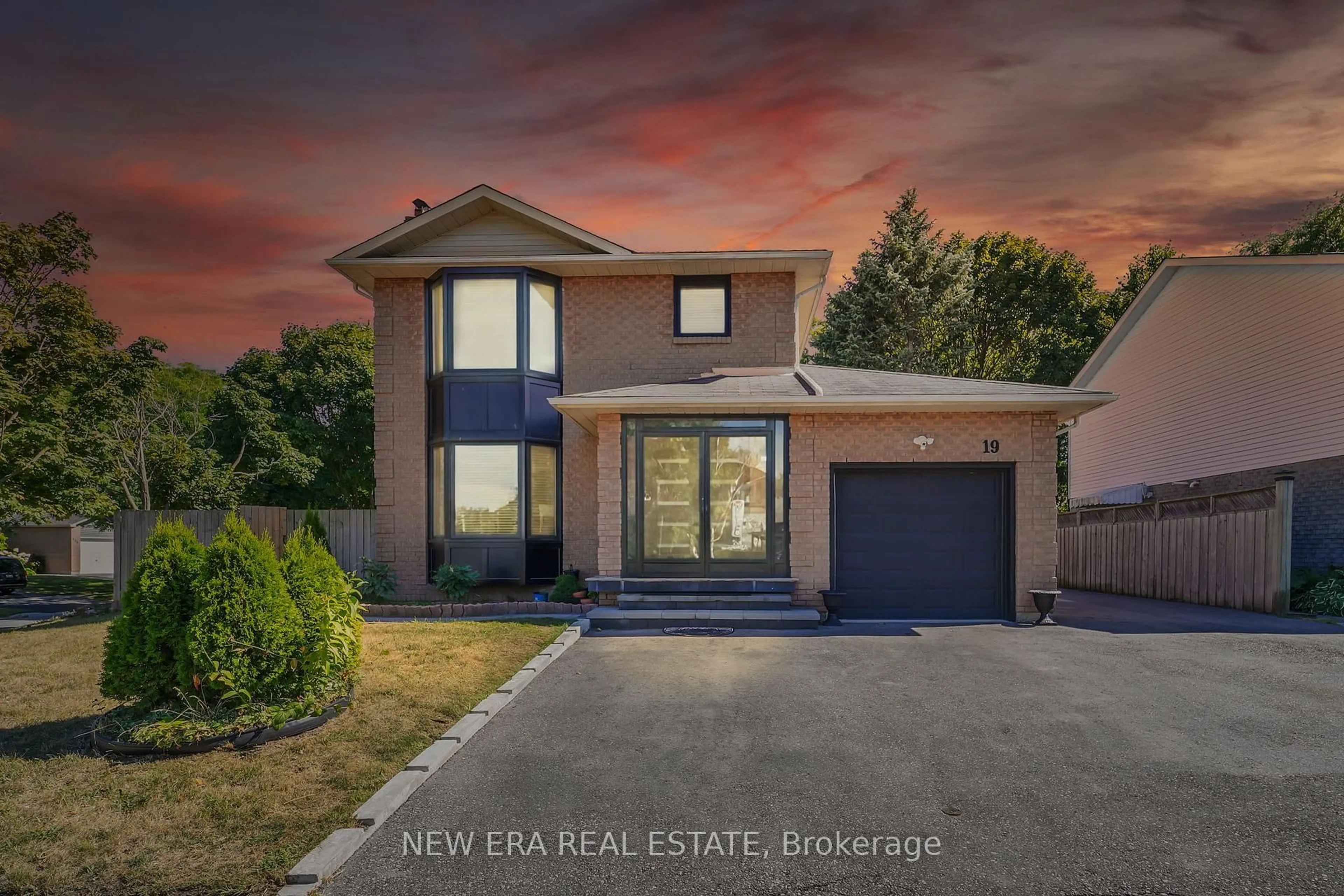 A pic from outside/outdoor area/front of a property/back of a property/a pic from drone, street for 19 Glenabbey Dr, Clarington Ontario L1E 1C1