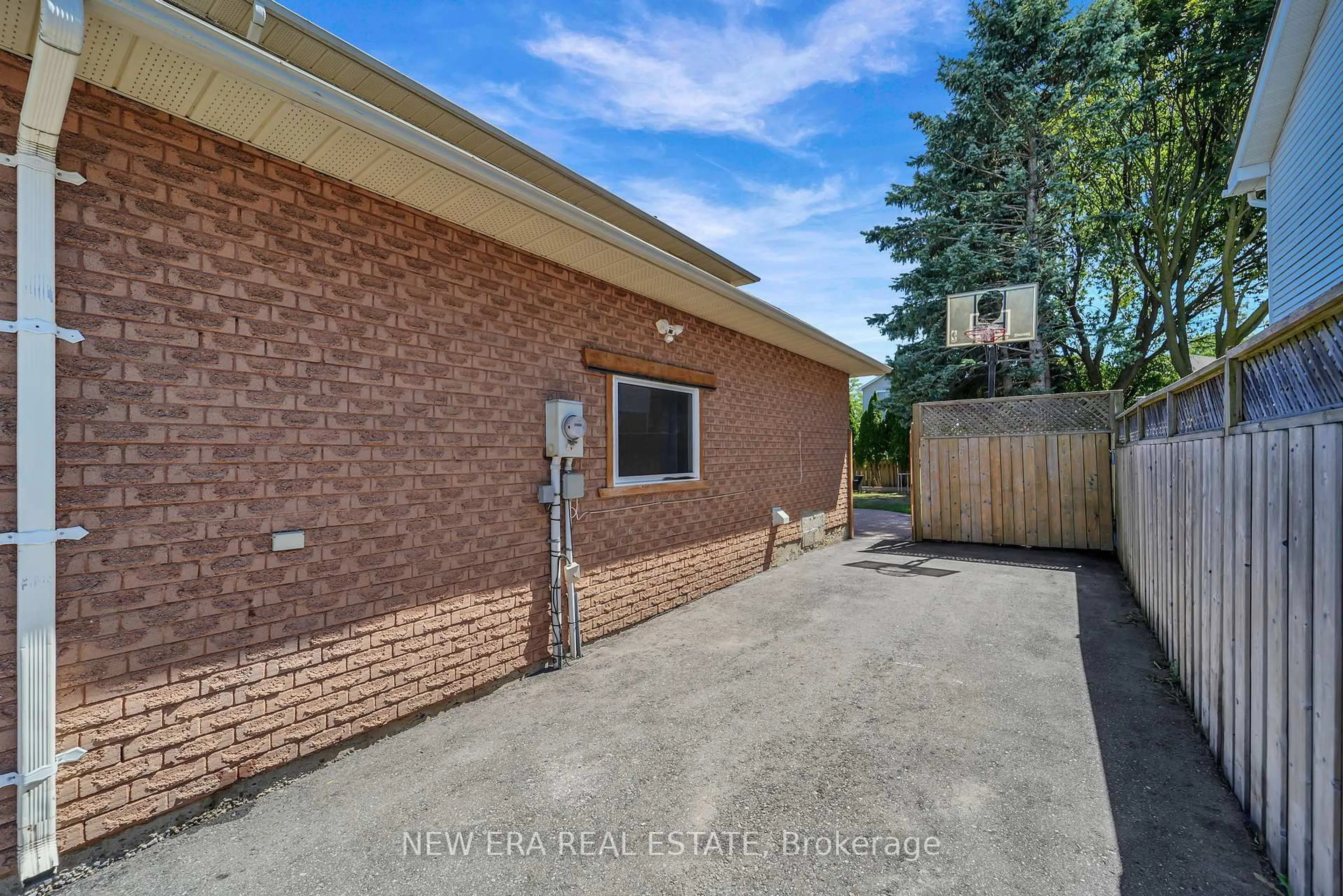 Home with brick exterior material, street for 19 Glenabbey Dr, Clarington Ontario L1E 1C1
