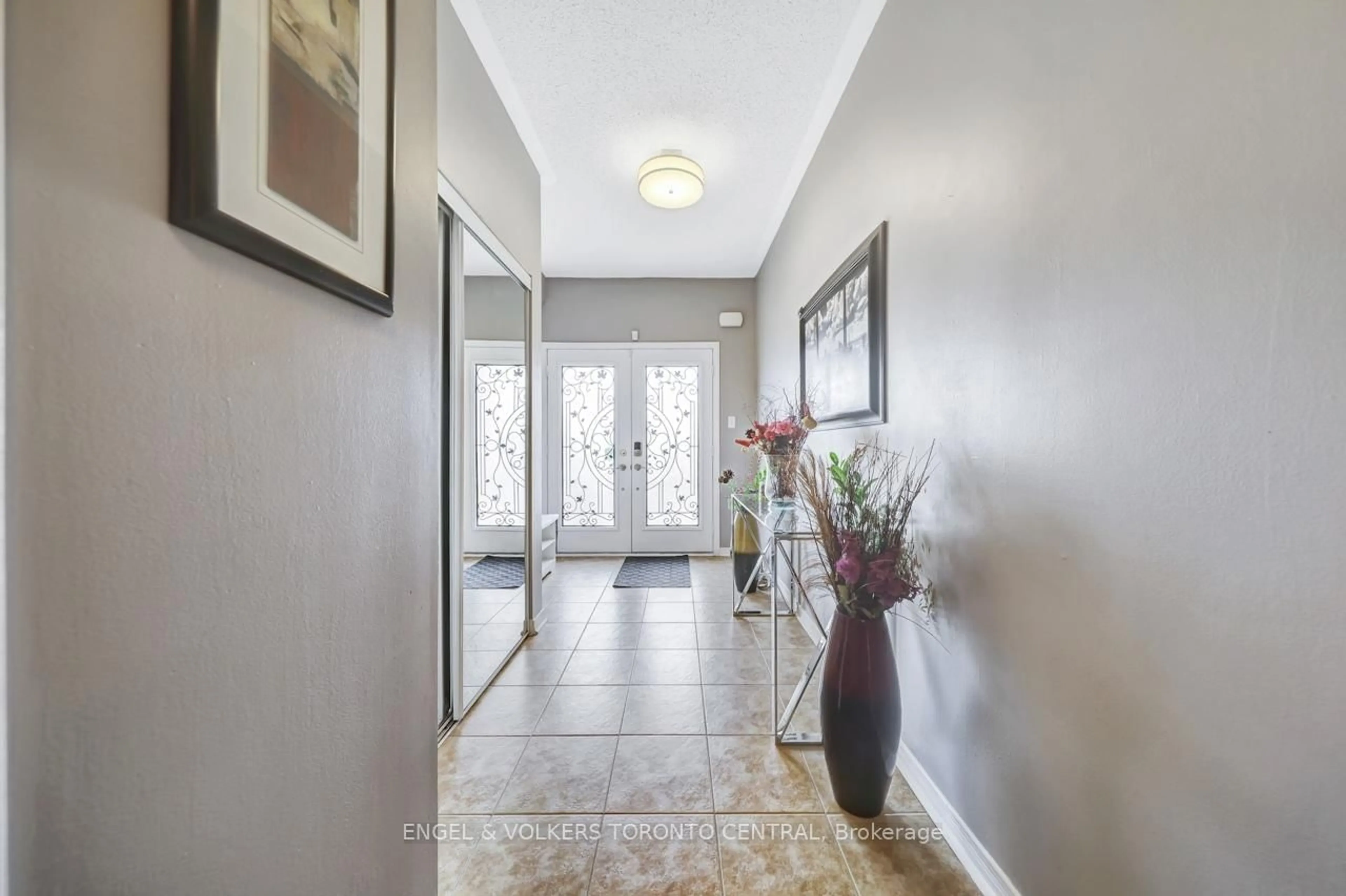 Indoor entryway for 26 McPhail Ave, Clarington Ontario L1C 0J7