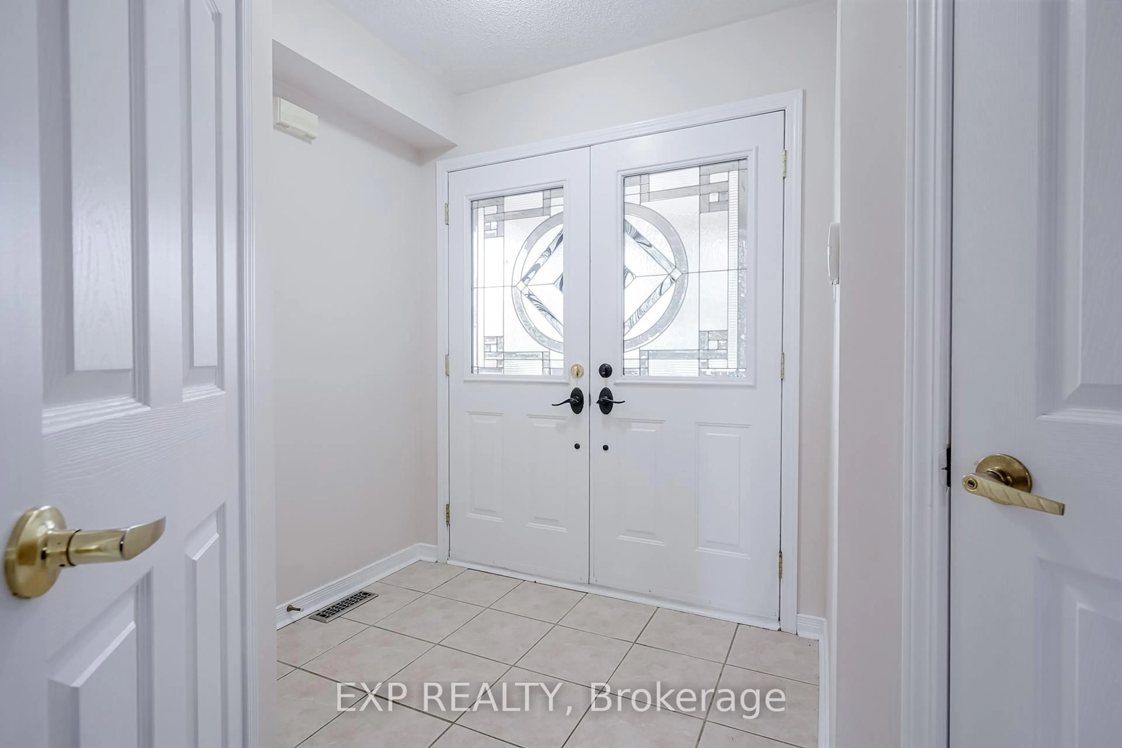 Indoor entryway for 75 Hutton Pl, Clarington Ontario L1C 5K1