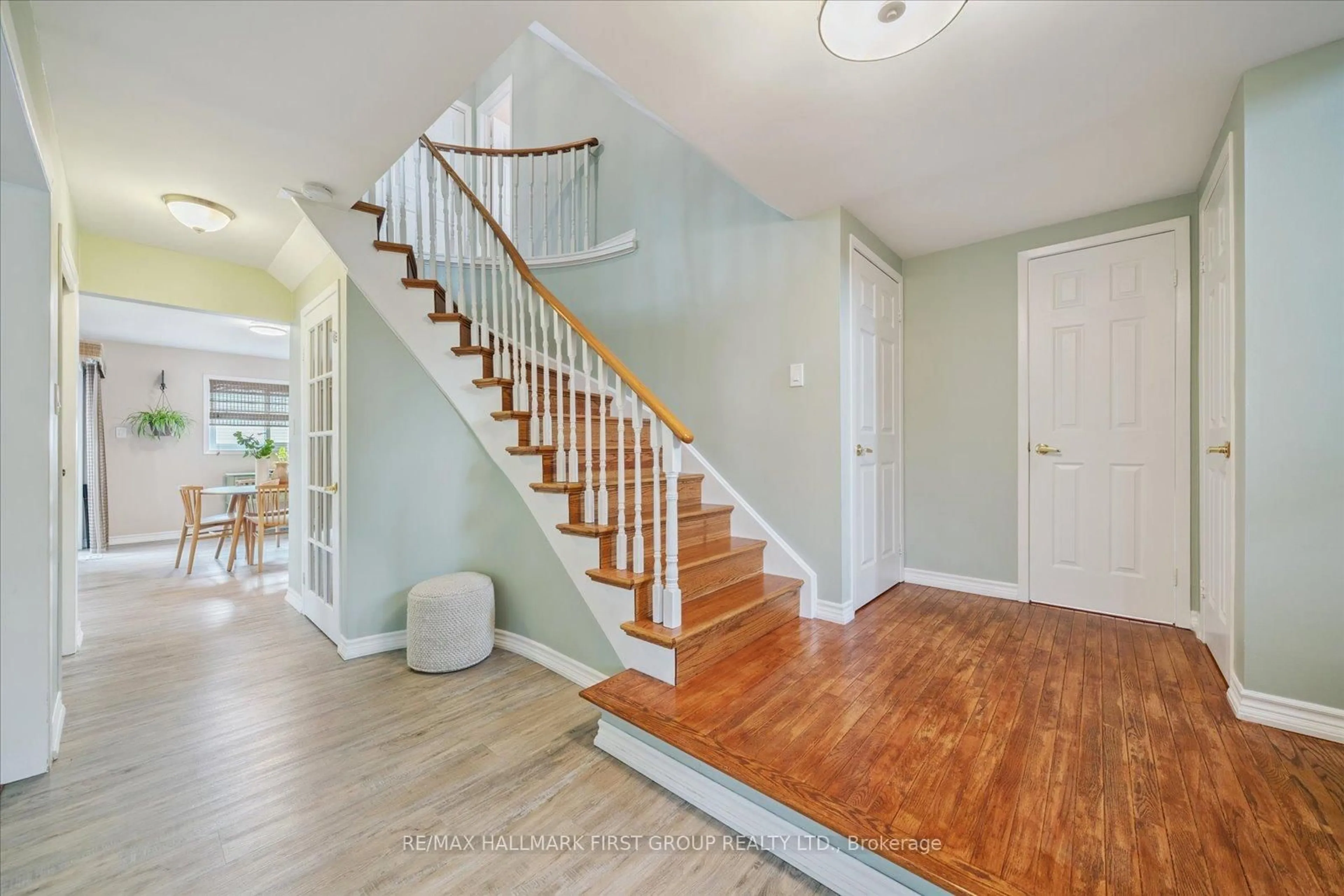 Indoor entryway for 204 Lake Driveway Dr, Ajax Ontario L1S 4Y8