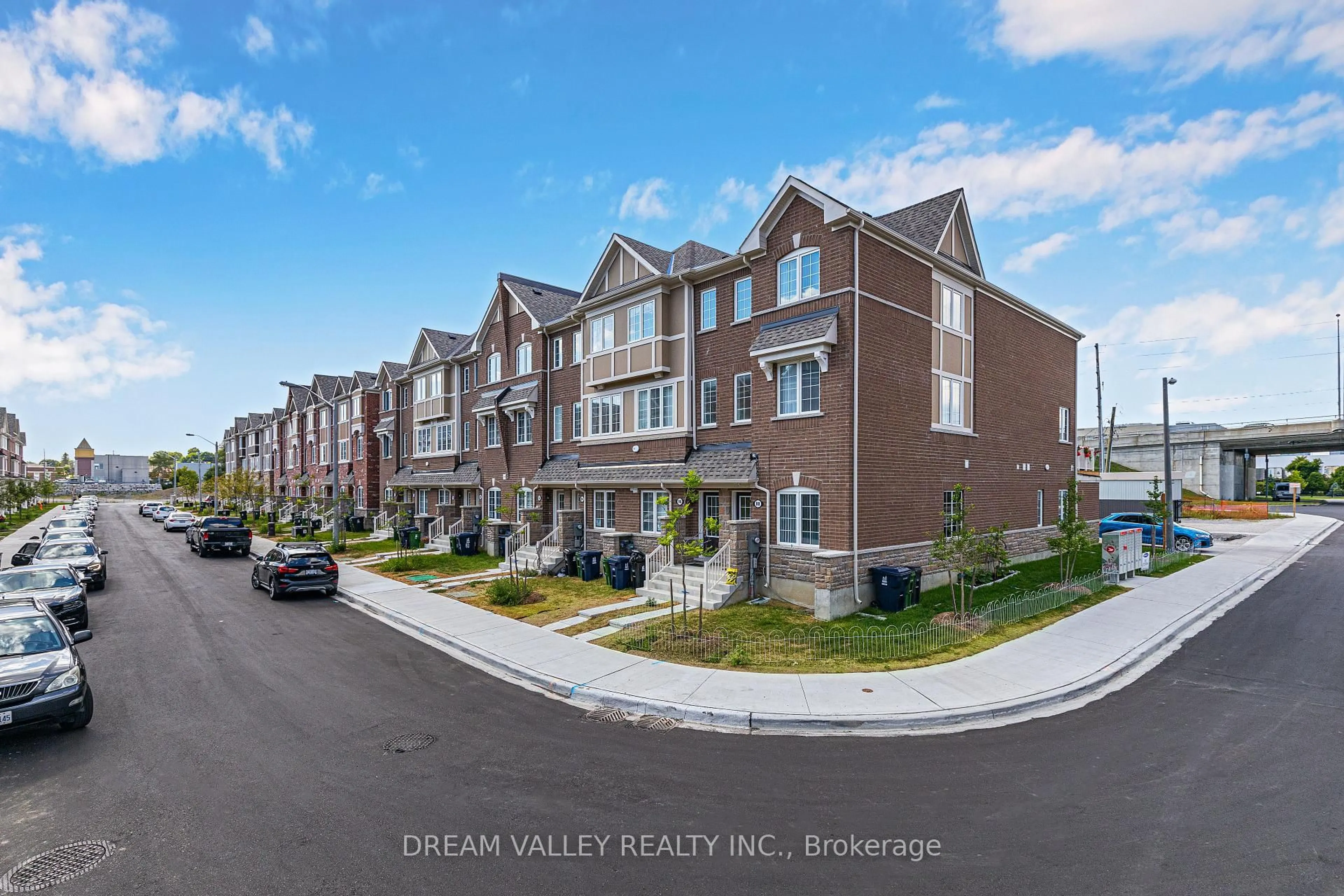 A pic from outside/outdoor area/front of a property/back of a property/a pic from drone, street for 88 Jolly Way, Toronto Ontario M1P 0E2