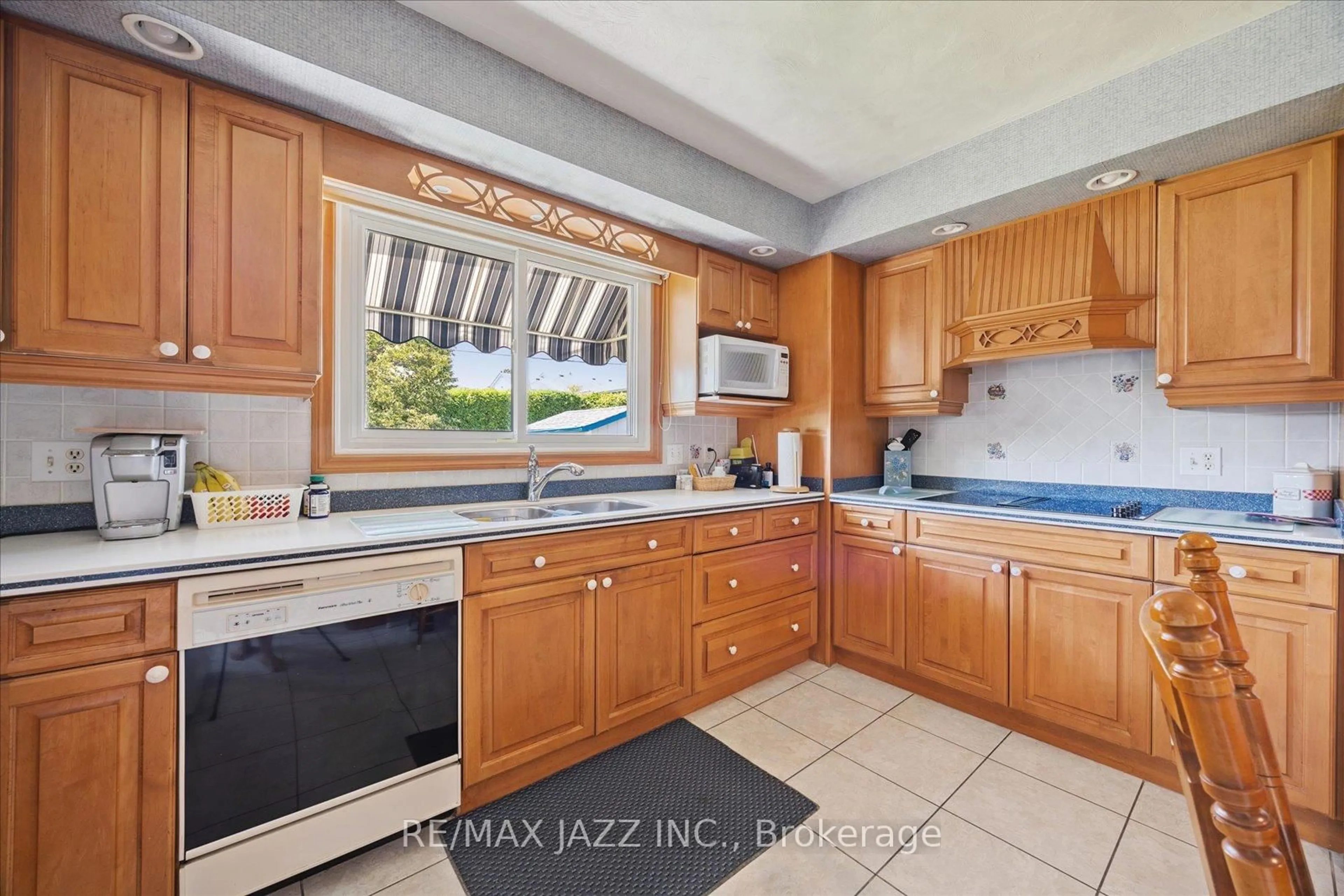 Standard kitchen, ceramic/tile floor for 606 Gibbons St, Oshawa Ontario L1J 4Z8