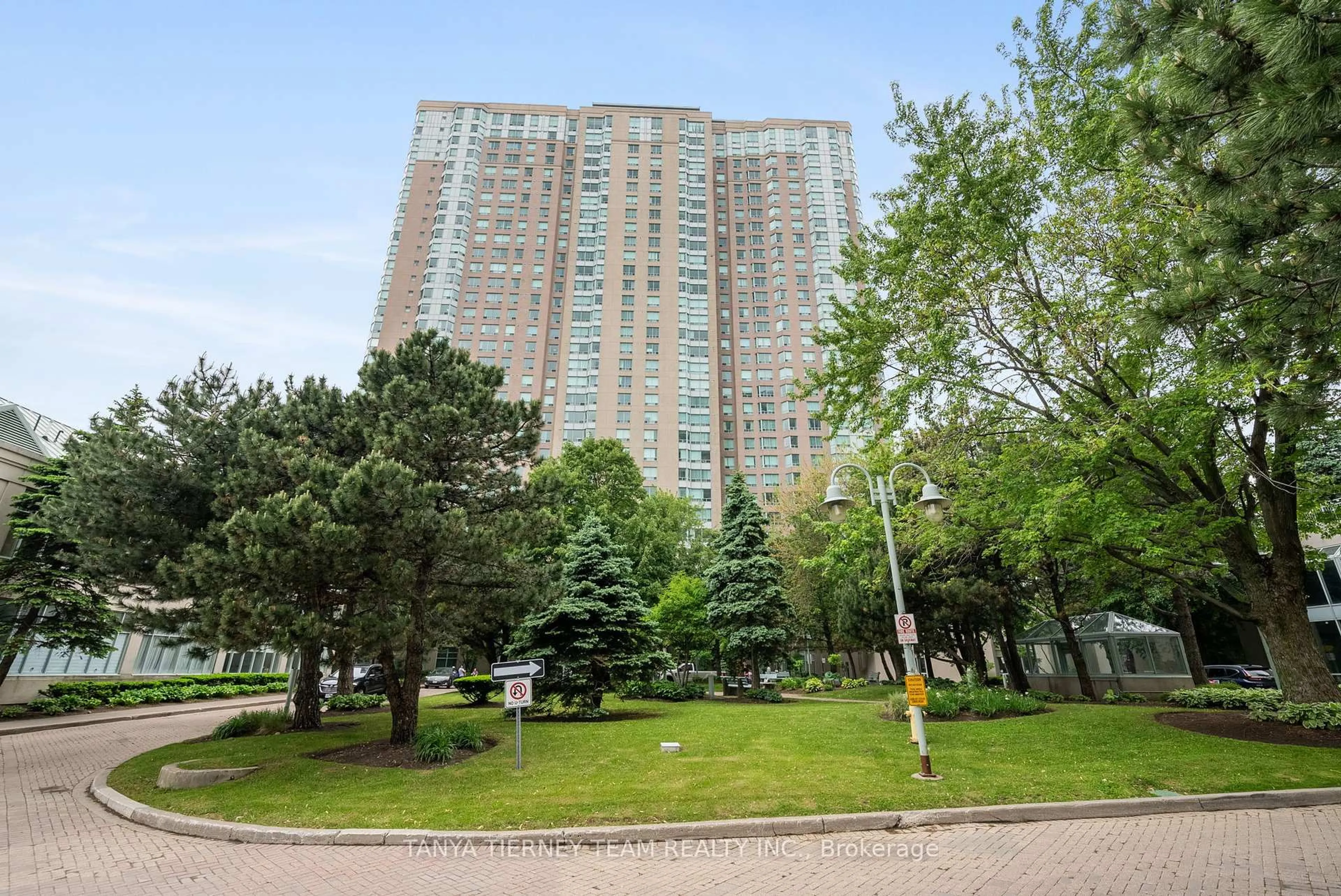 Patio, building for 68 Corporate Dr #1931, Toronto Ontario M1H 3H3