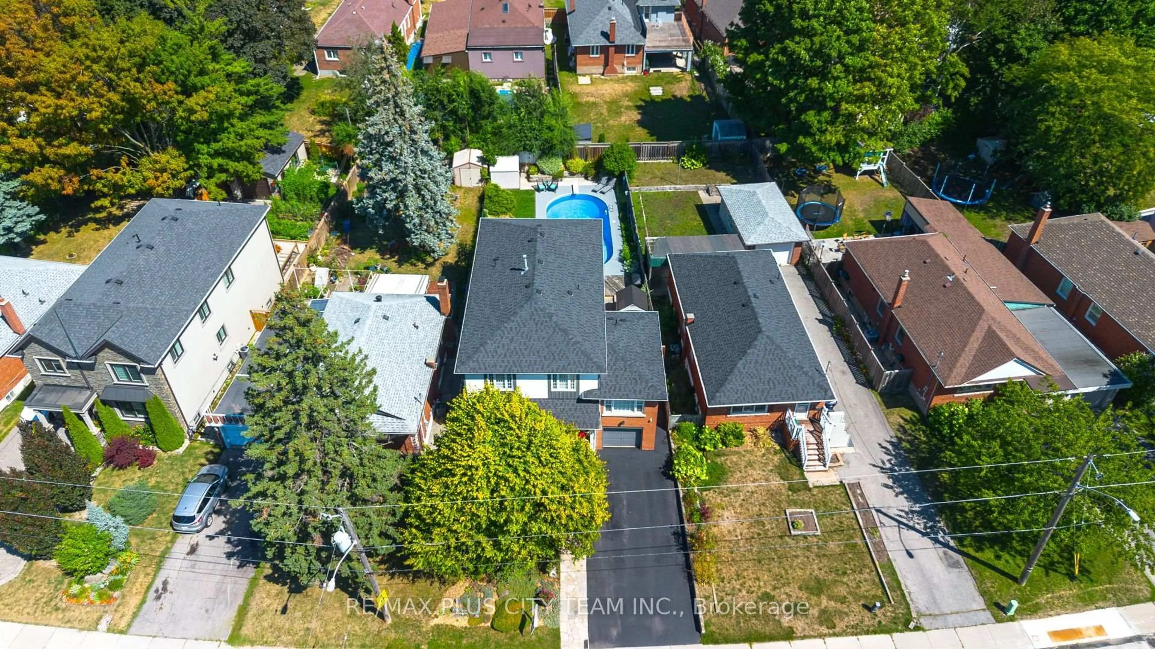 A pic from outside/outdoor area/front of a property/back of a property/a pic from drone, street for 34 Edge Park Ave, Toronto Ontario M1L 2E6