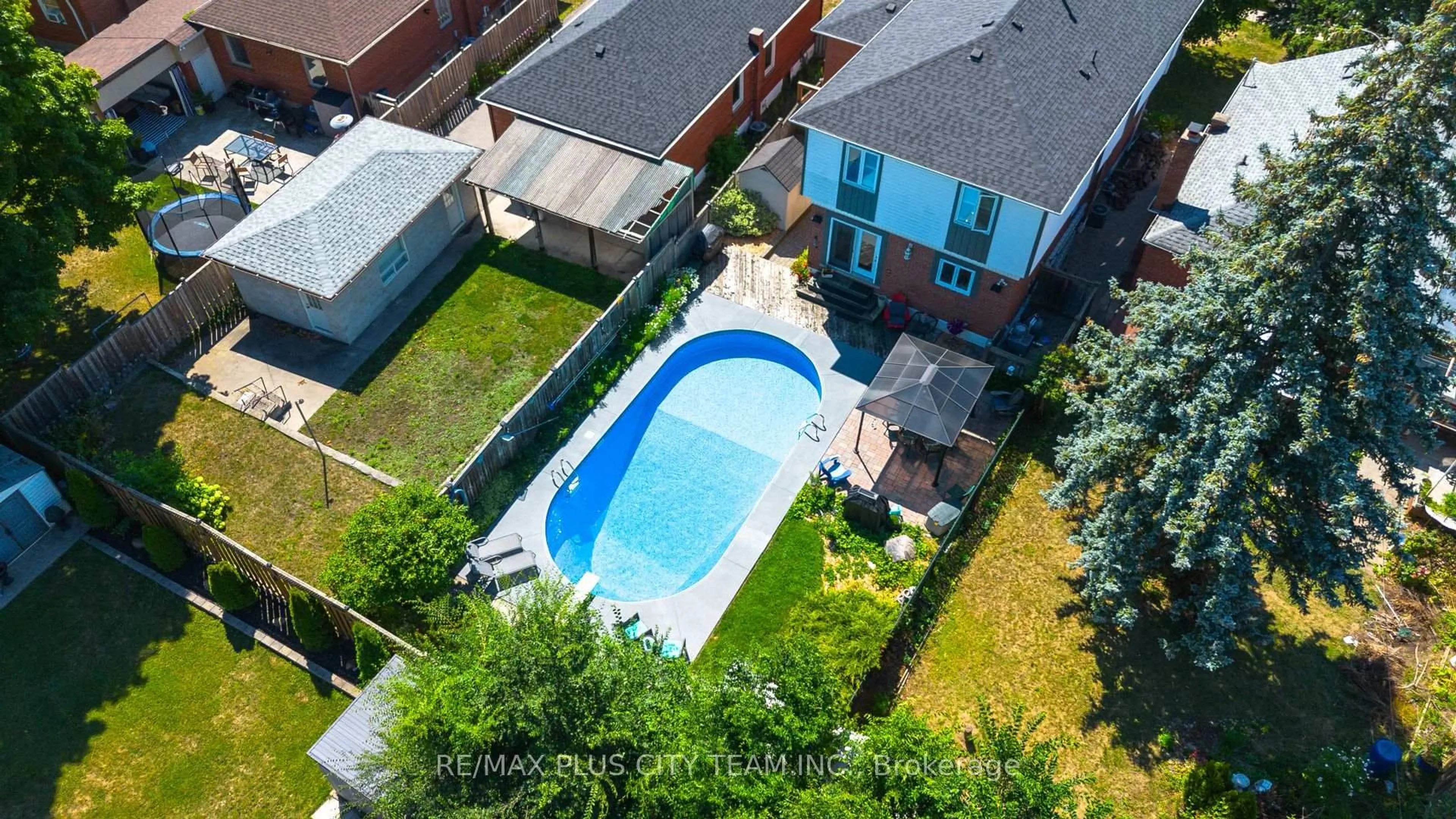 A pic from outside/outdoor area/front of a property/back of a property/a pic from drone, street for 34 Edge Park Ave, Toronto Ontario M1L 2E6
