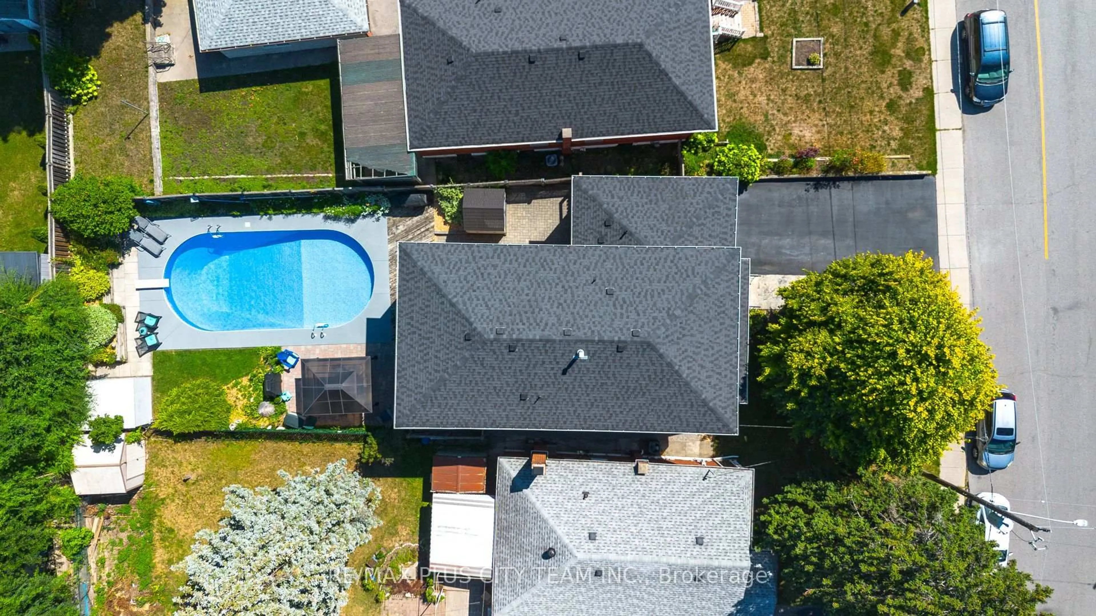 A pic from outside/outdoor area/front of a property/back of a property/a pic from drone, street for 34 Edge Park Ave, Toronto Ontario M1L 2E6