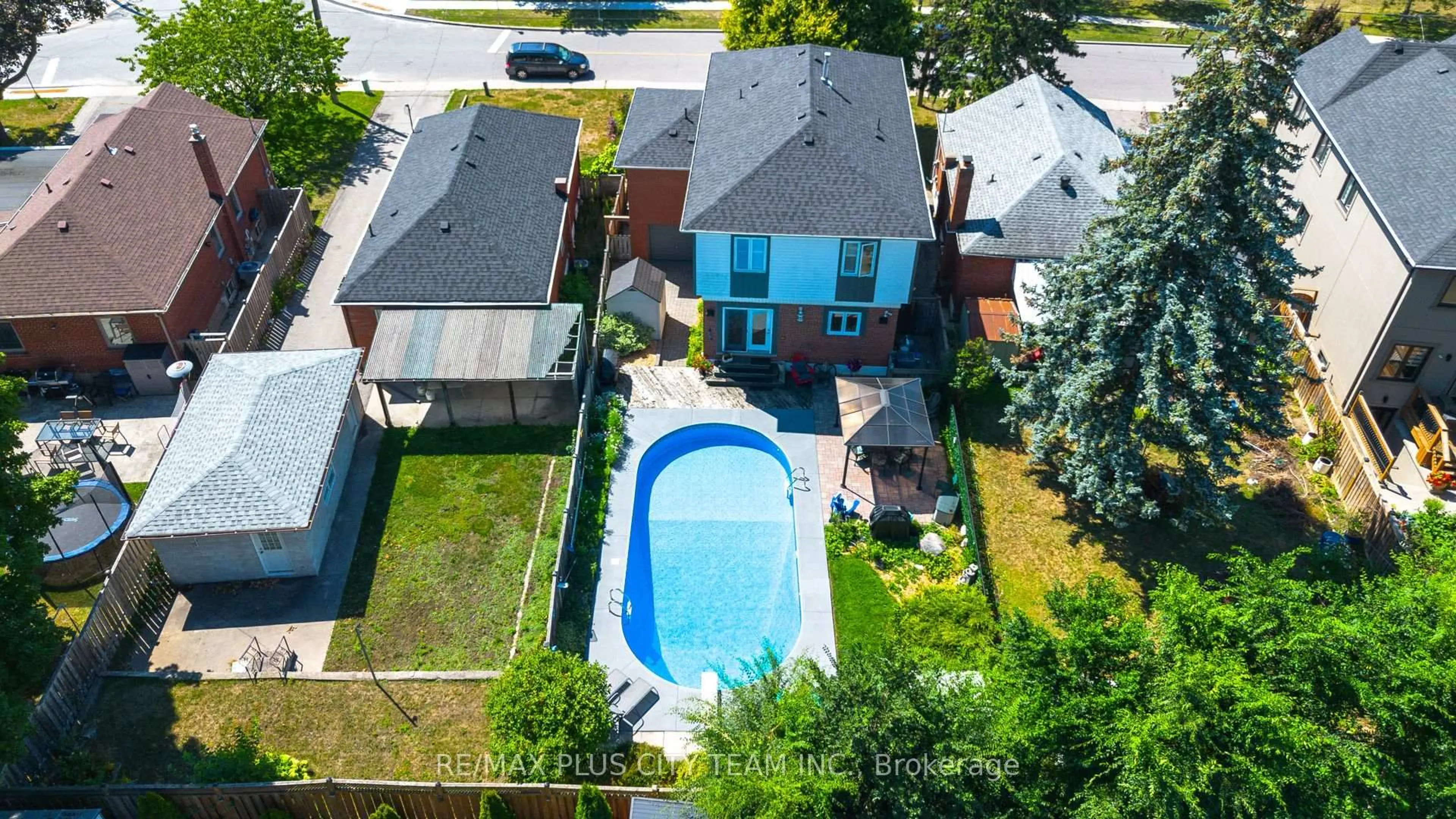 A pic from outside/outdoor area/front of a property/back of a property/a pic from drone, street for 34 Edge Park Ave, Toronto Ontario M1L 2E6