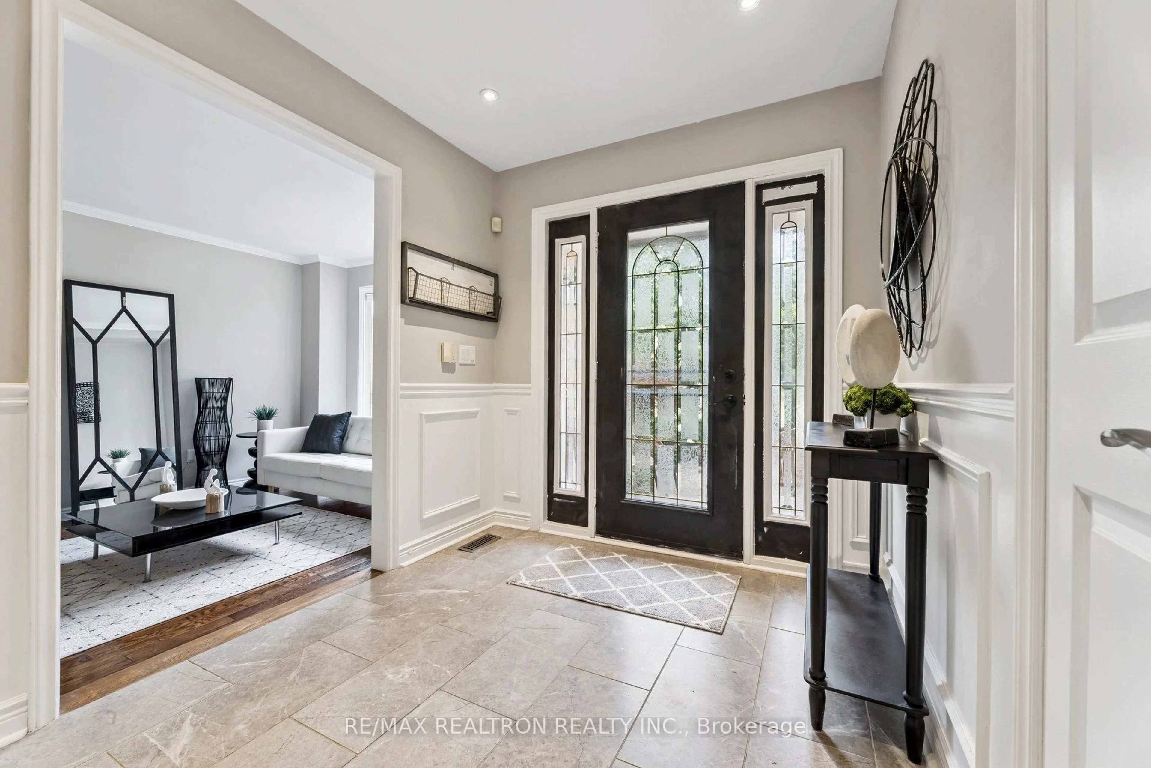 Indoor entryway for 9 Foster Creek Dr, Clarington Ontario L1B 1G1