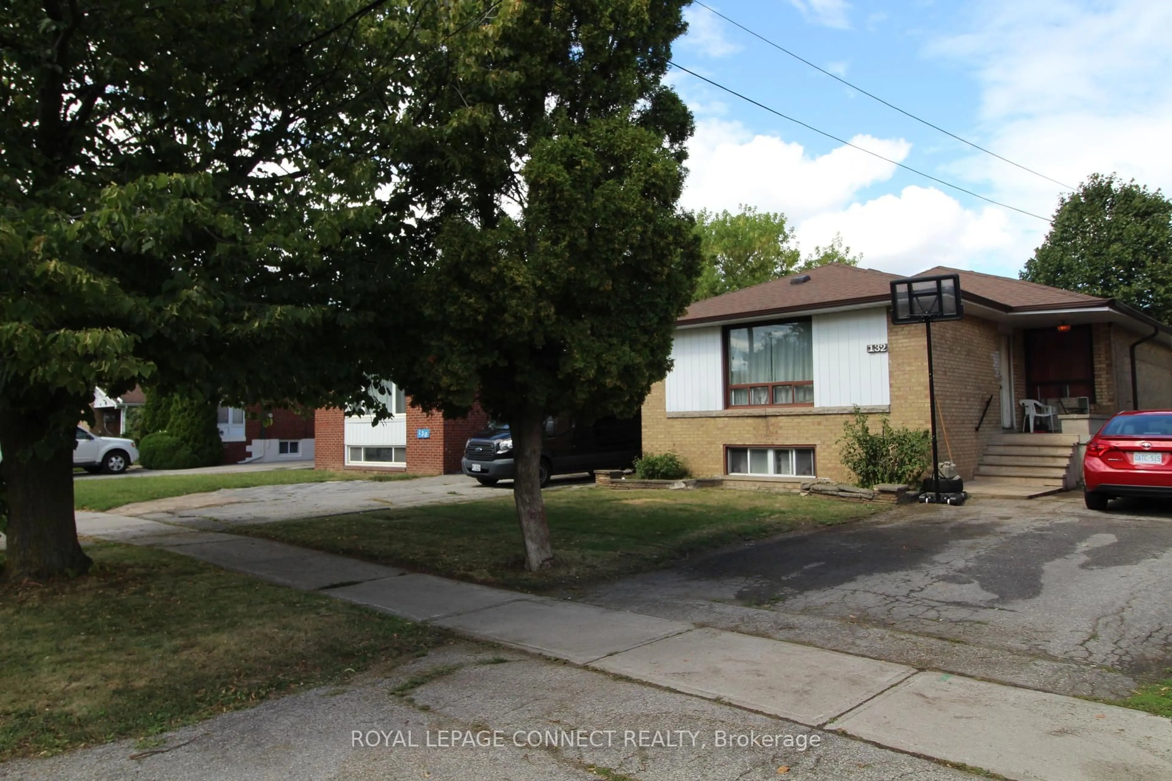 A pic from outside/outdoor area/front of a property/back of a property/a pic from drone, street for 132 Ellendale Dr, Toronto Ontario M1P 1P1