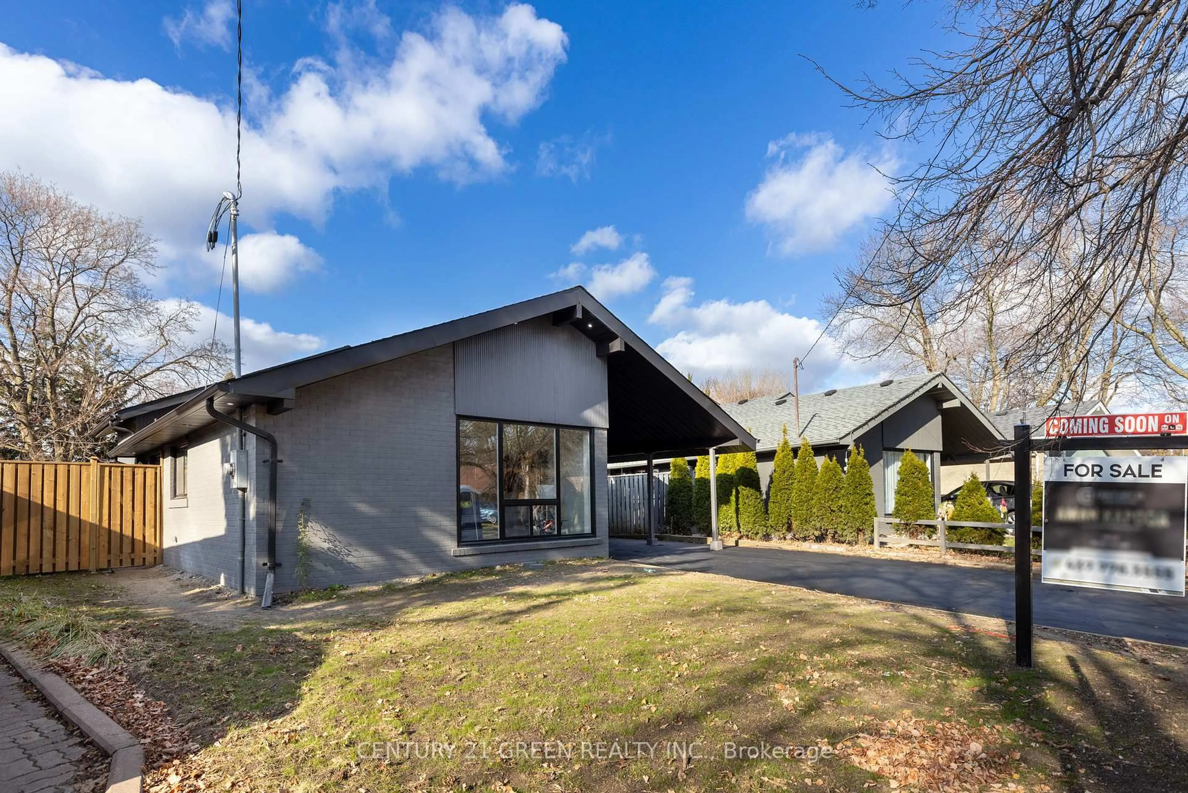 A pic from outside/outdoor area/front of a property/back of a property/a pic from drone, street for 32 Brookridge Dr, Toronto Ontario M1P 3M1