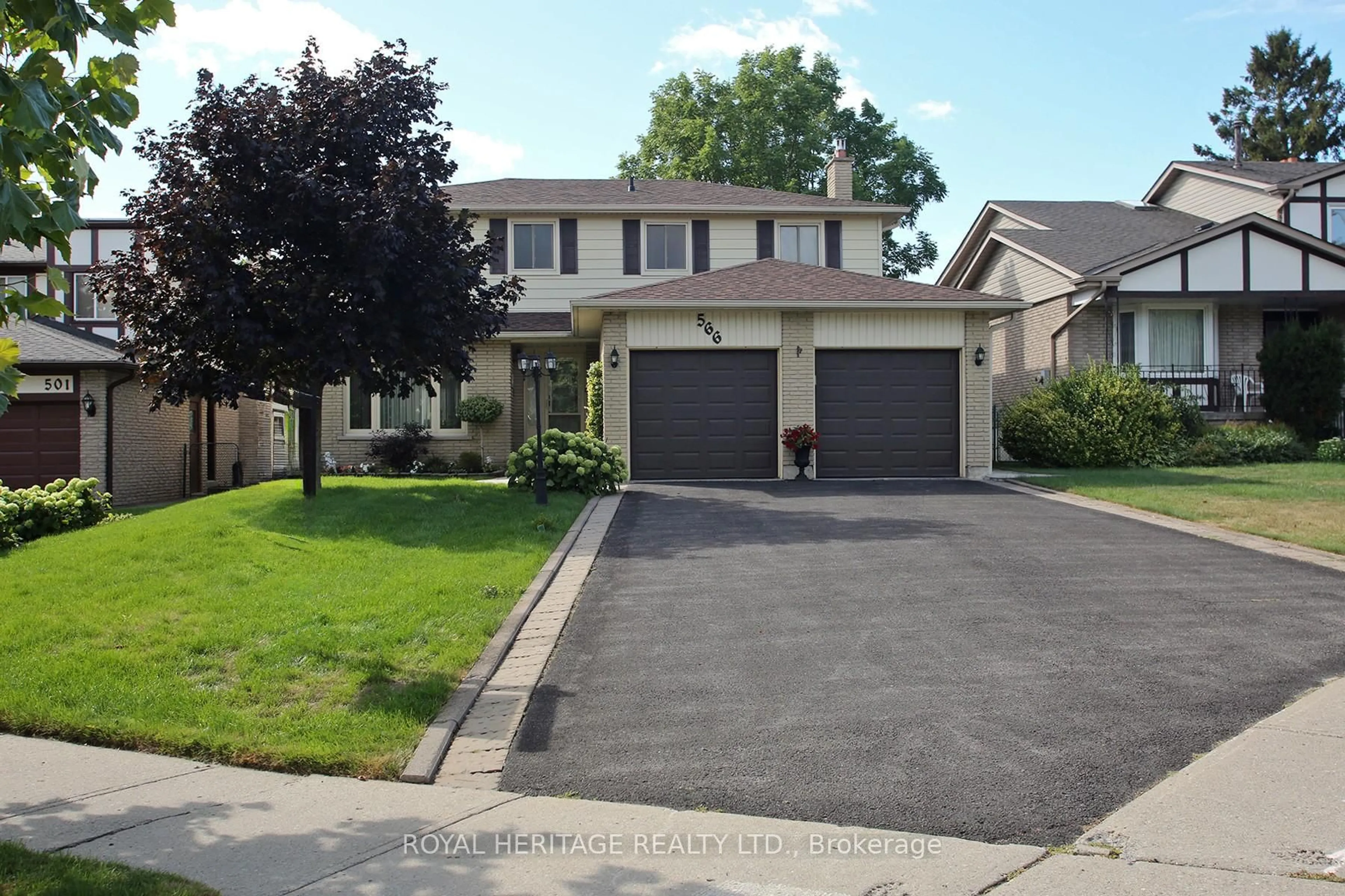 Home with vinyl exterior material, street for 566 Creekview Circ, Pickering Ontario L1W 3E4