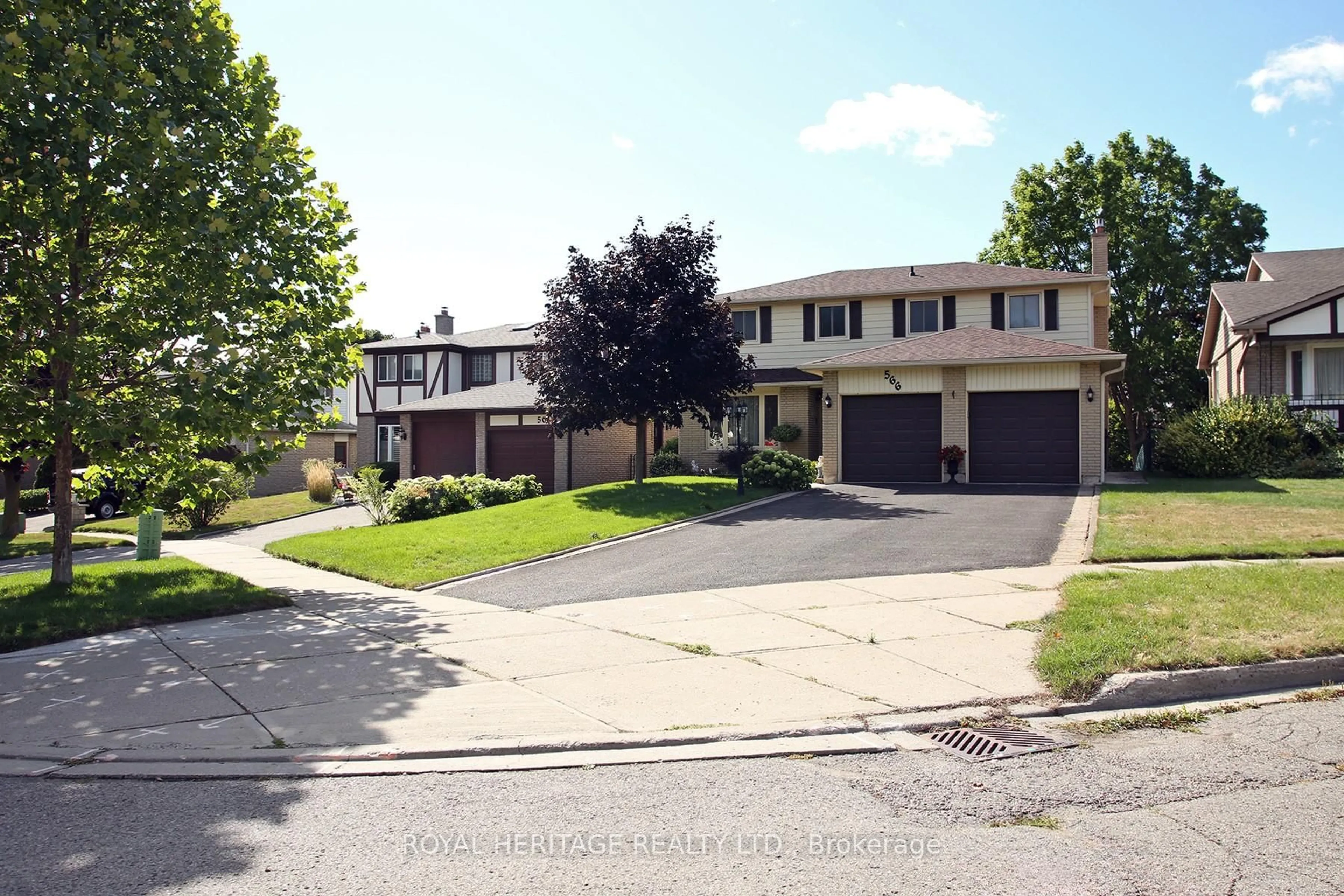 A pic from outside/outdoor area/front of a property/back of a property/a pic from drone, street for 566 Creekview Circ, Pickering Ontario L1W 3E4