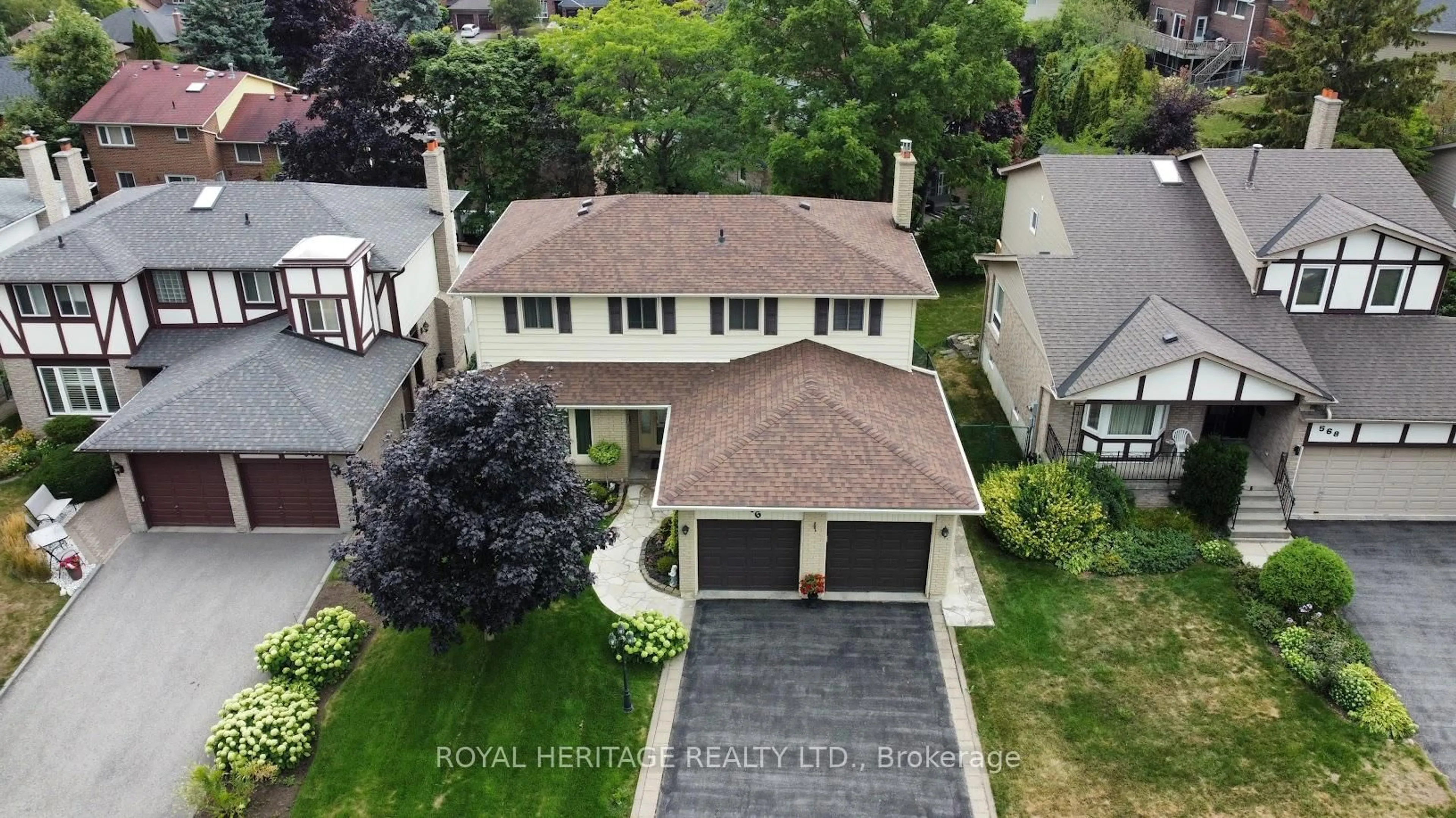 A pic from outside/outdoor area/front of a property/back of a property/a pic from drone, street for 566 Creekview Circ, Pickering Ontario L1W 3E4