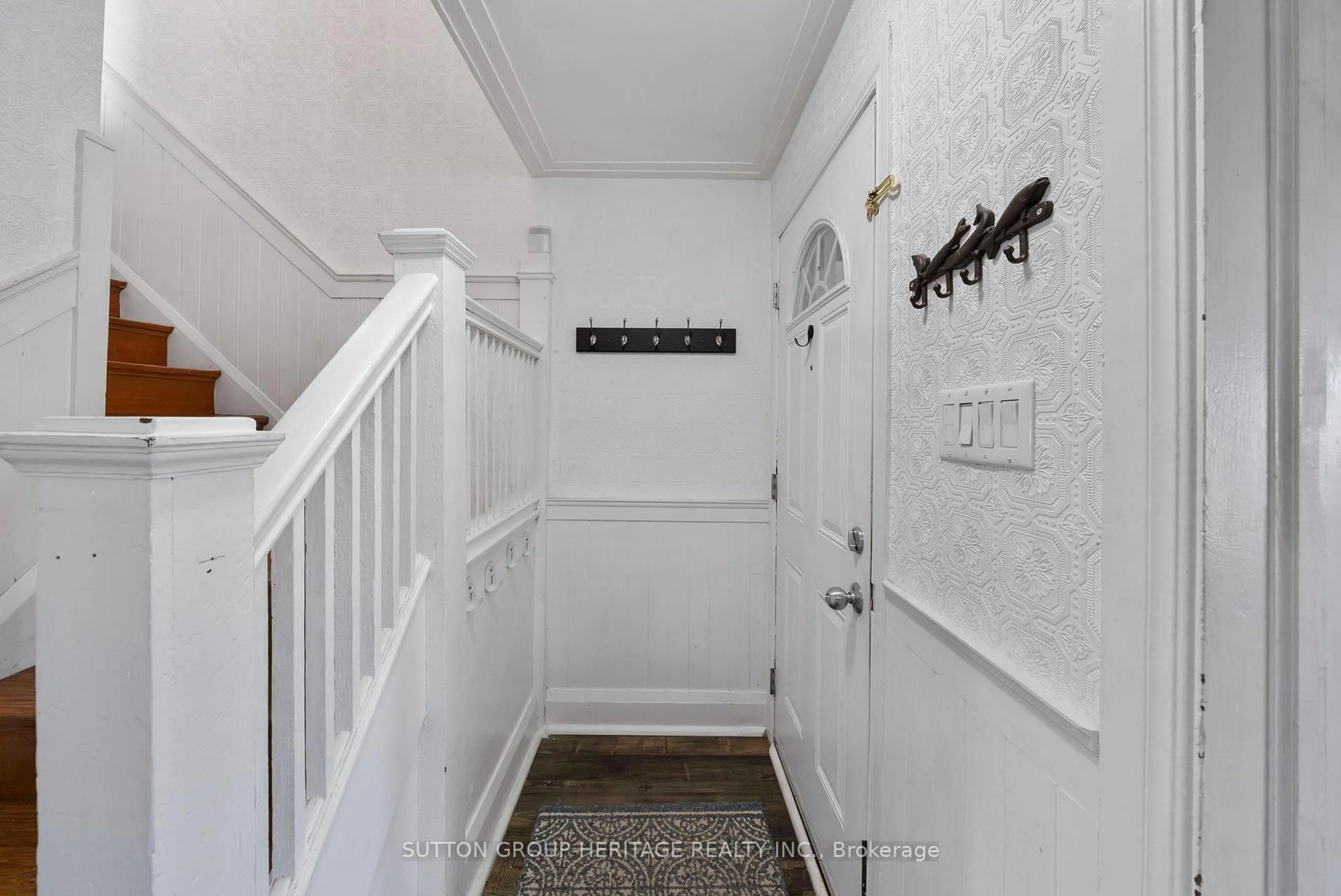 Indoor entryway for 637 Masson St, Oshawa Ontario L1G 5A4