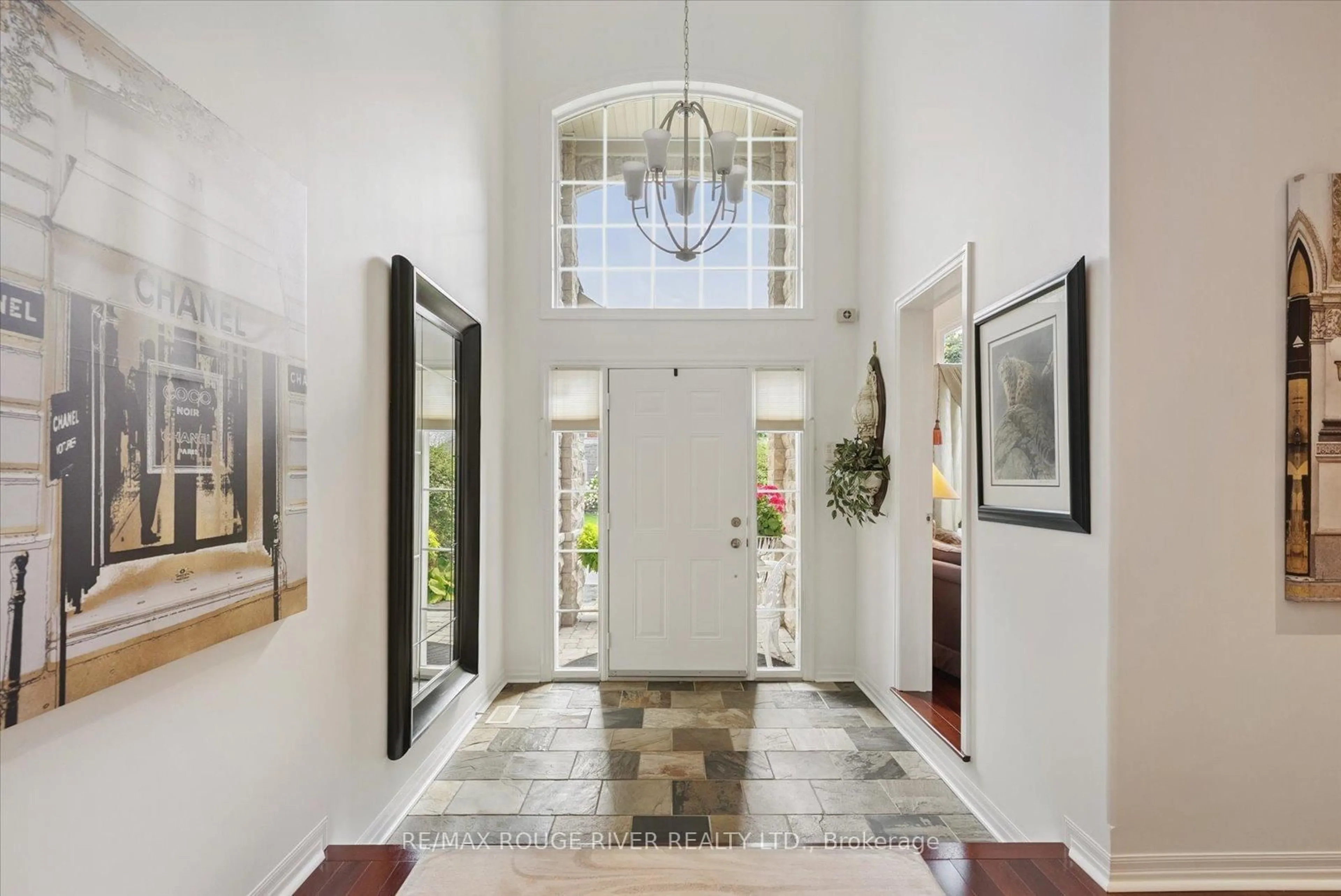 Indoor foyer for 934 Red Deer Ave, Oshawa Ontario L1K 0C4