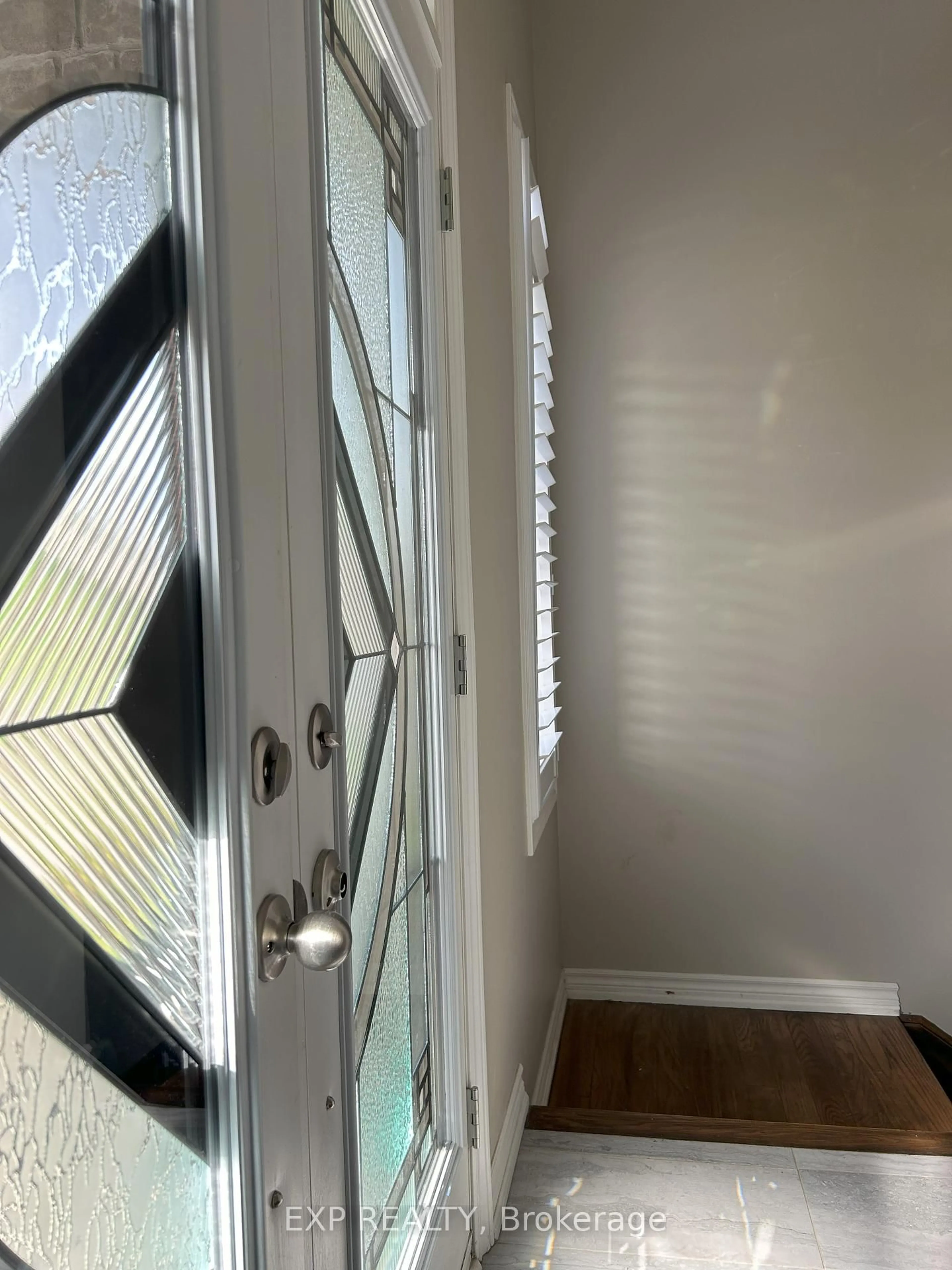 Indoor entryway for 249 Fleetwood Dr, Oshawa Ontario L1K 3E8