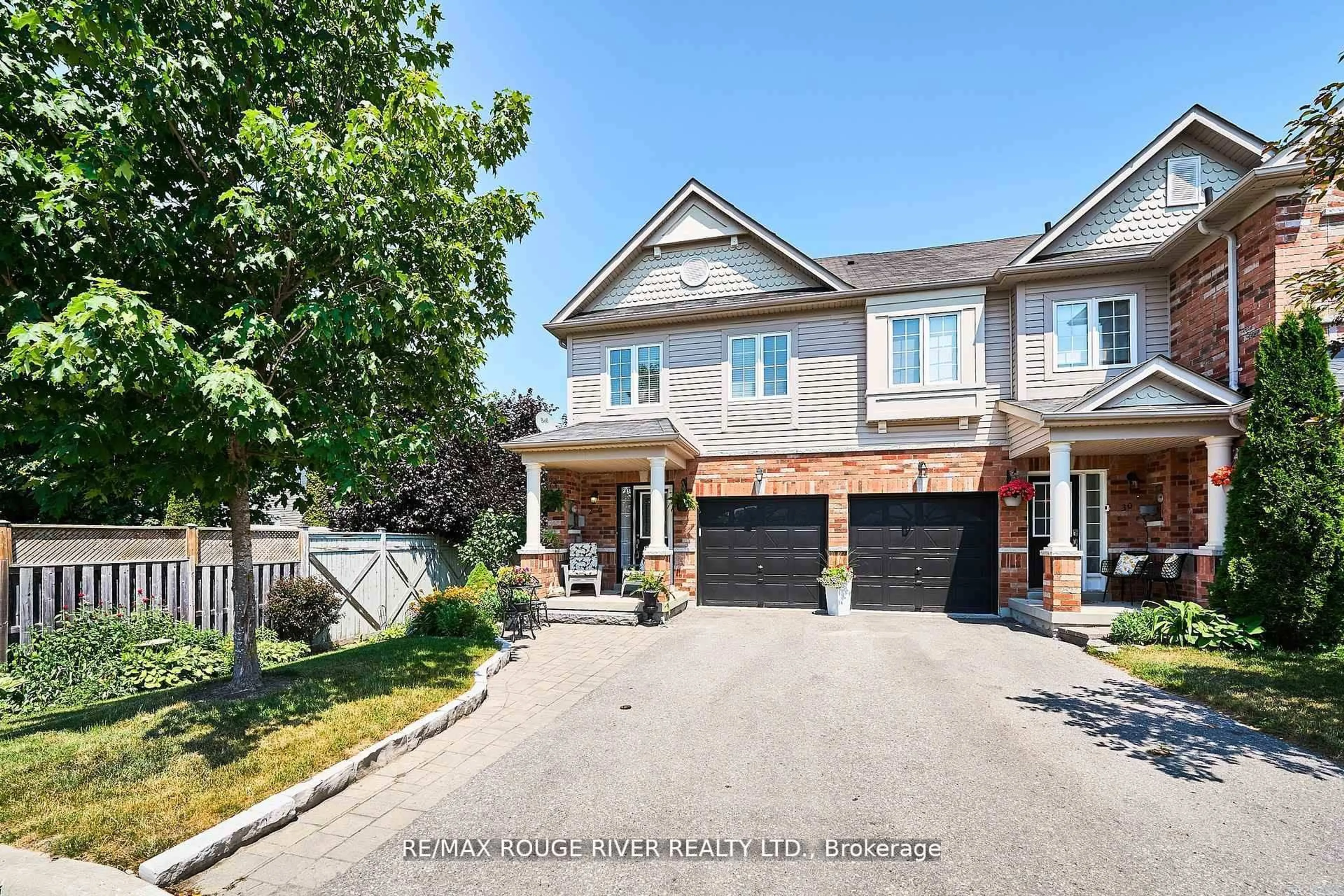 A pic from outside/outdoor area/front of a property/back of a property/a pic from drone, street for 26 Lander Cres, Clarington Ontario L1C 0L4