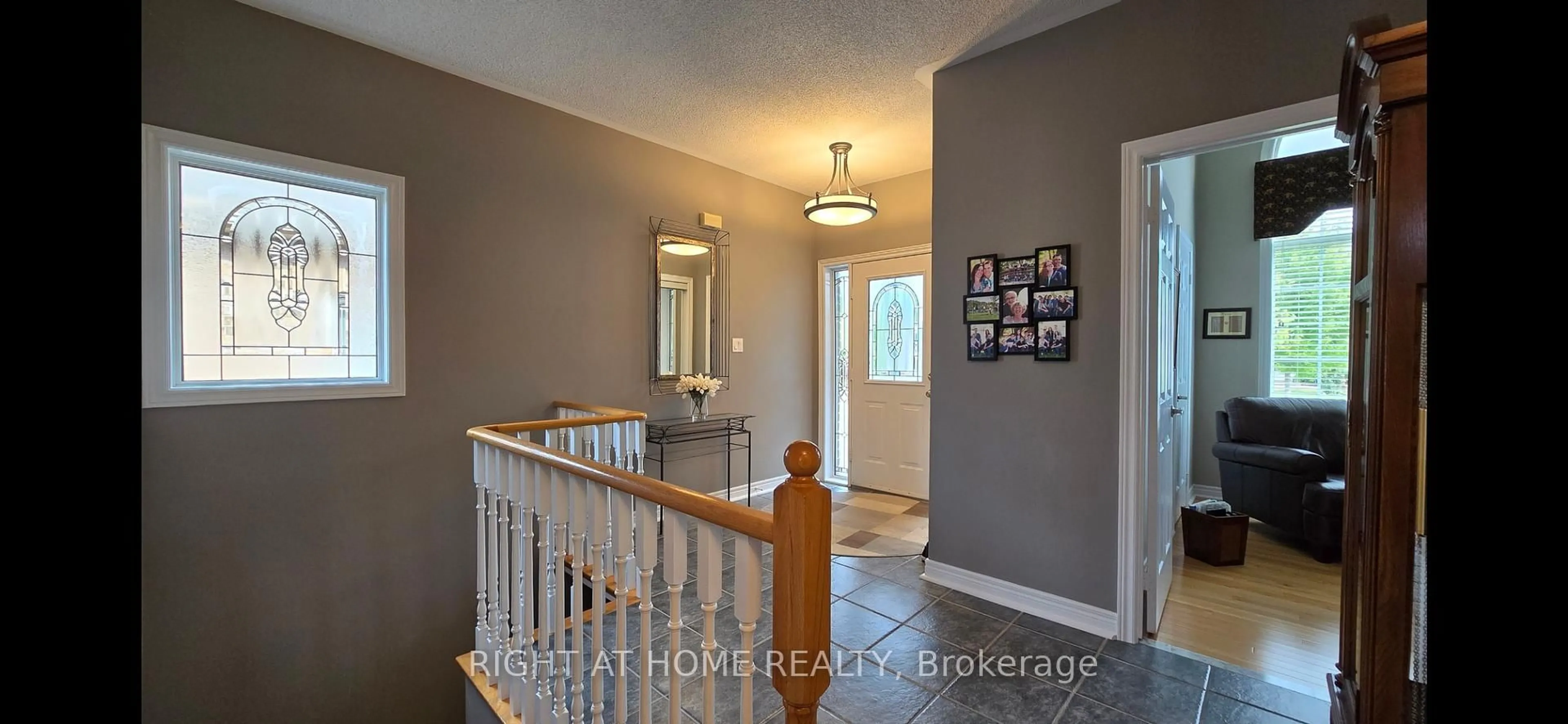 Indoor entryway for 299 Waterbury Cres, Scugog Ontario L9L 1S5