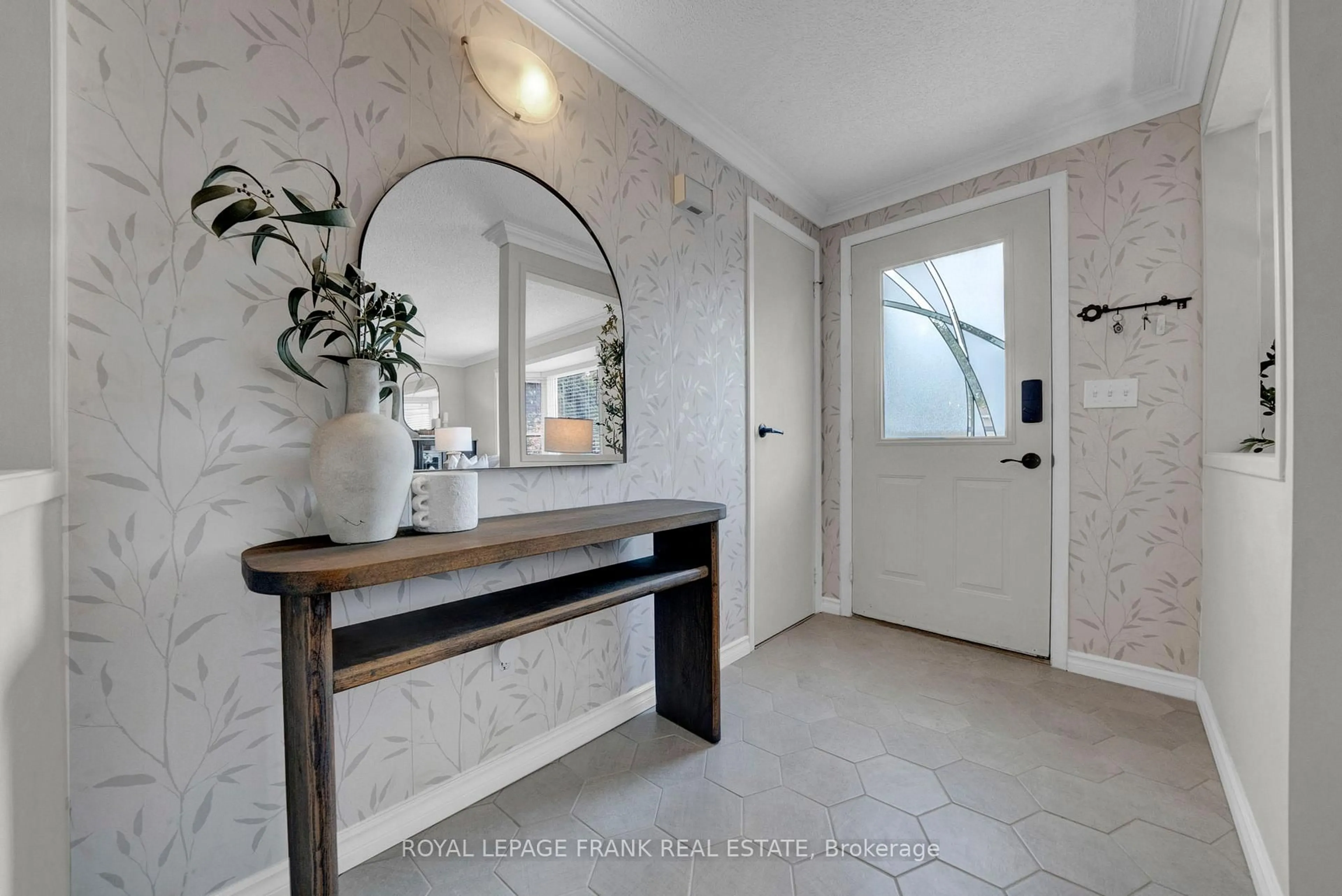 Indoor entryway for 26 Pineridge Cres, Clarington Ontario L1B 1B9
