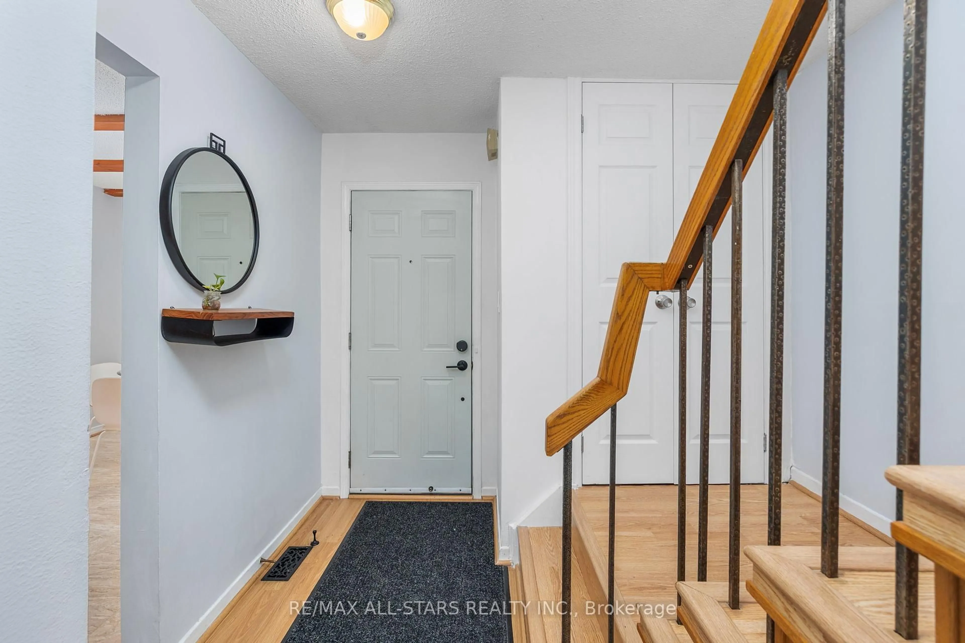Indoor entryway for 1247 Canborough Cres, Pickering Ontario L1V 3K8