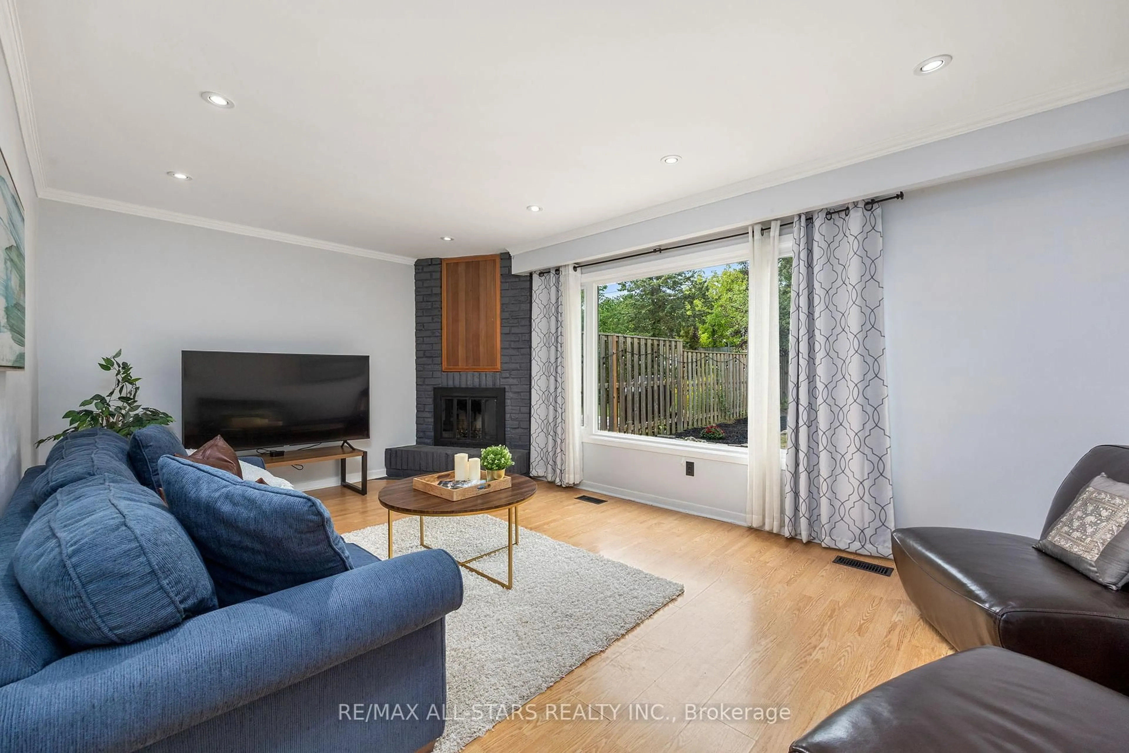 Living room with furniture, wood/laminate floor for 1247 Canborough Cres, Pickering Ontario L1V 3K8