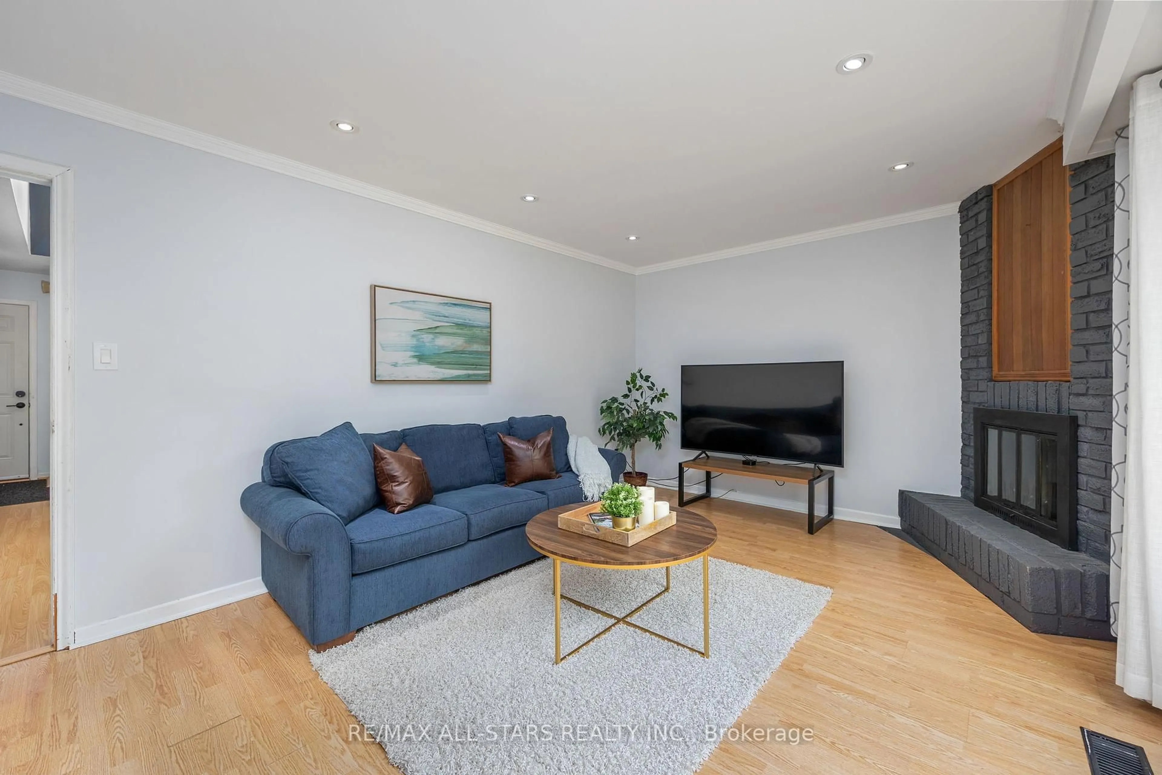 Living room with furniture, wood/laminate floor for 1247 Canborough Cres, Pickering Ontario L1V 3K8