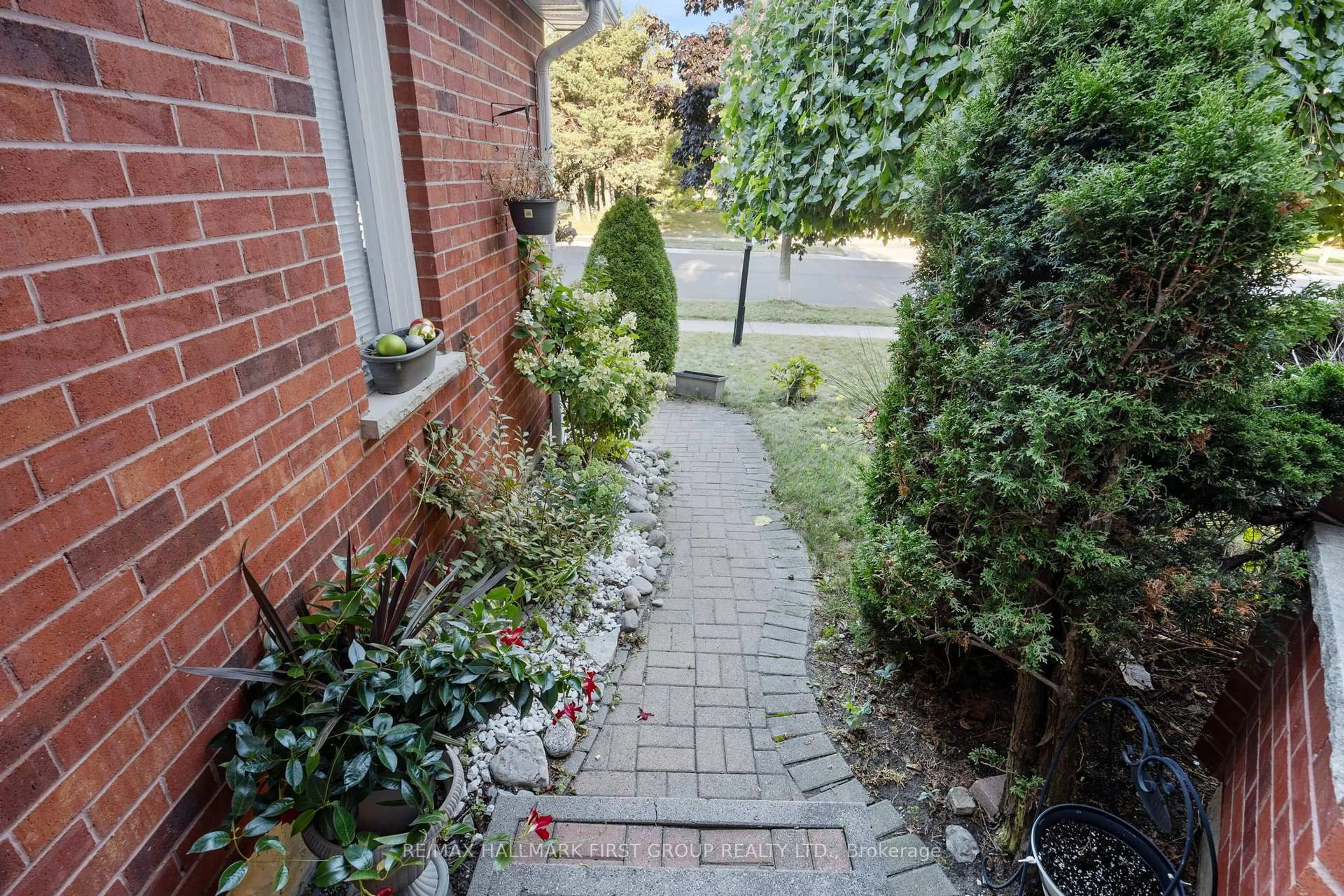 A pic from outside/outdoor area/front of a property/back of a property/a pic from drone, street for 68 Forest Heights St, Whitby Ontario L1R 1X4