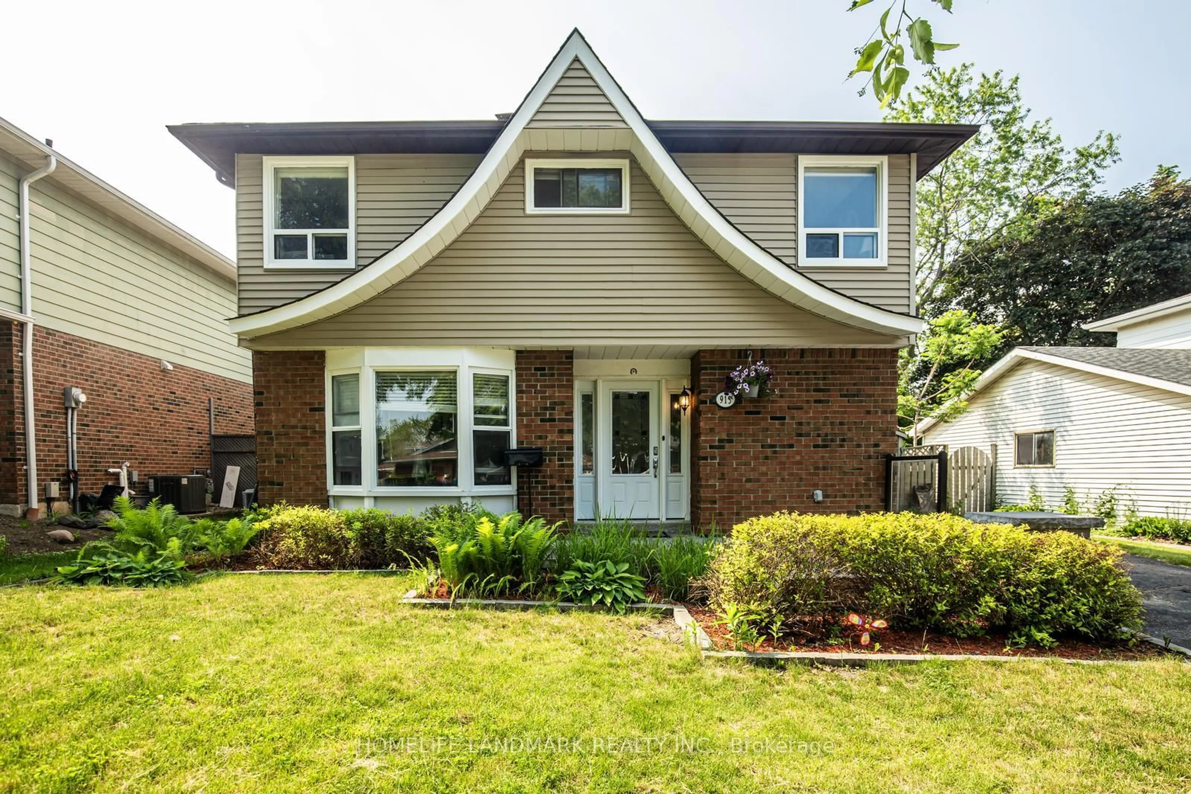 Home with brick exterior material, street for 915 Harding St, Whitby Ontario L1N 1Y6