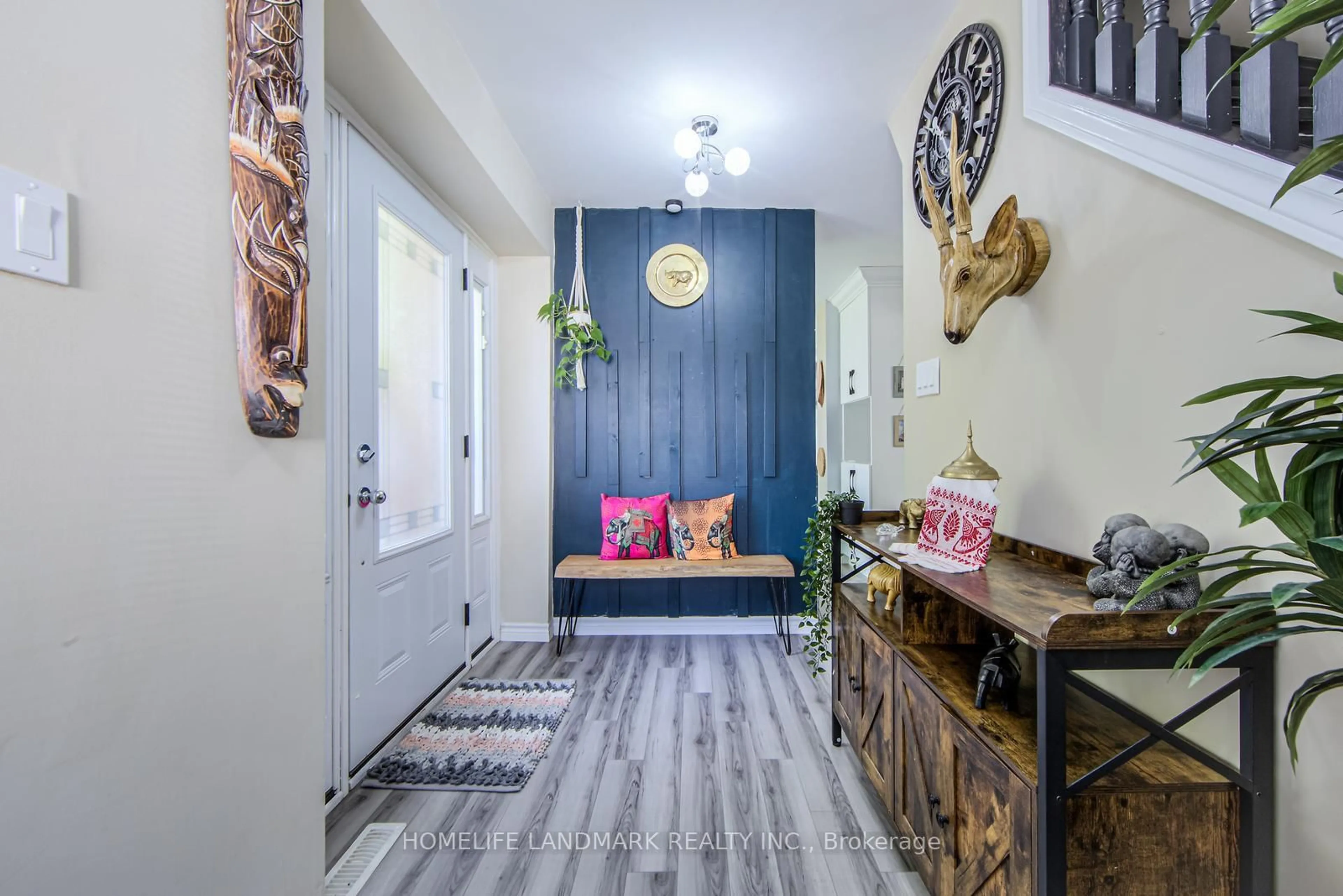 Indoor entryway for 915 Harding St, Whitby Ontario L1N 1Y6