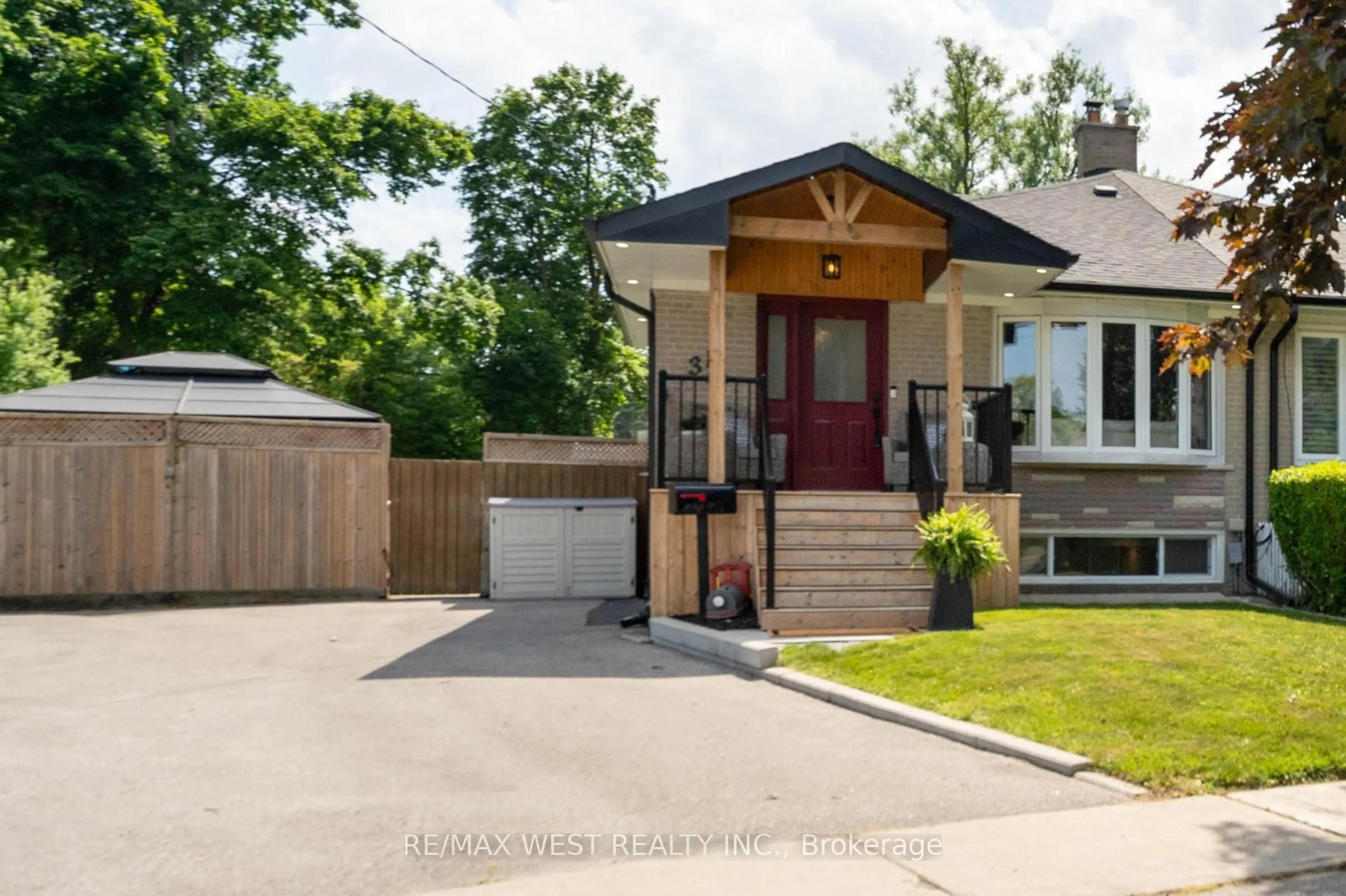 Home with brick exterior material, street for 31 Pixley Cres, Toronto Ontario M1E 3G5