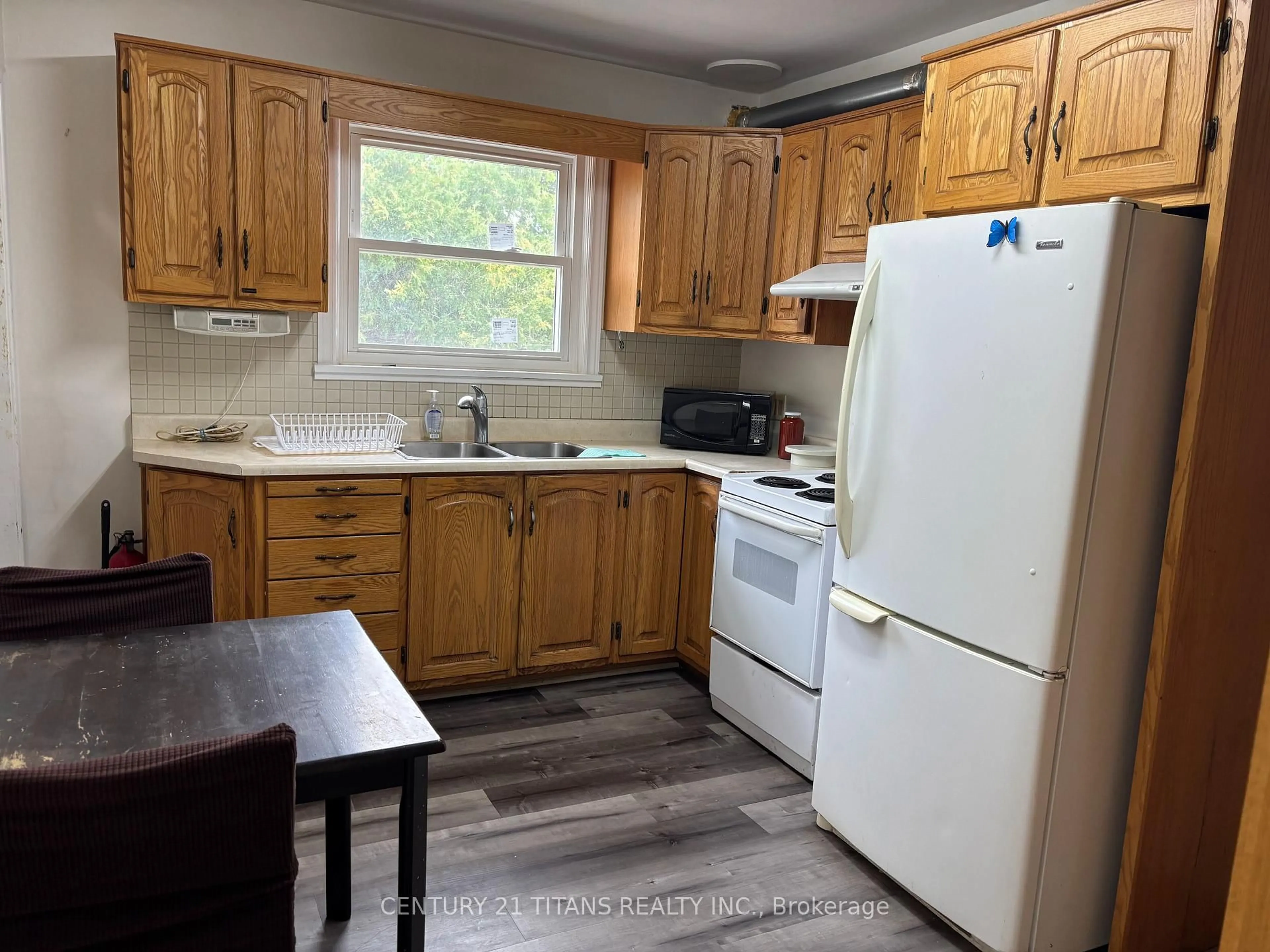 Standard kitchen, wood/laminate floor for 94 Taunton Rd, Oshawa Ontario L1G 3T2