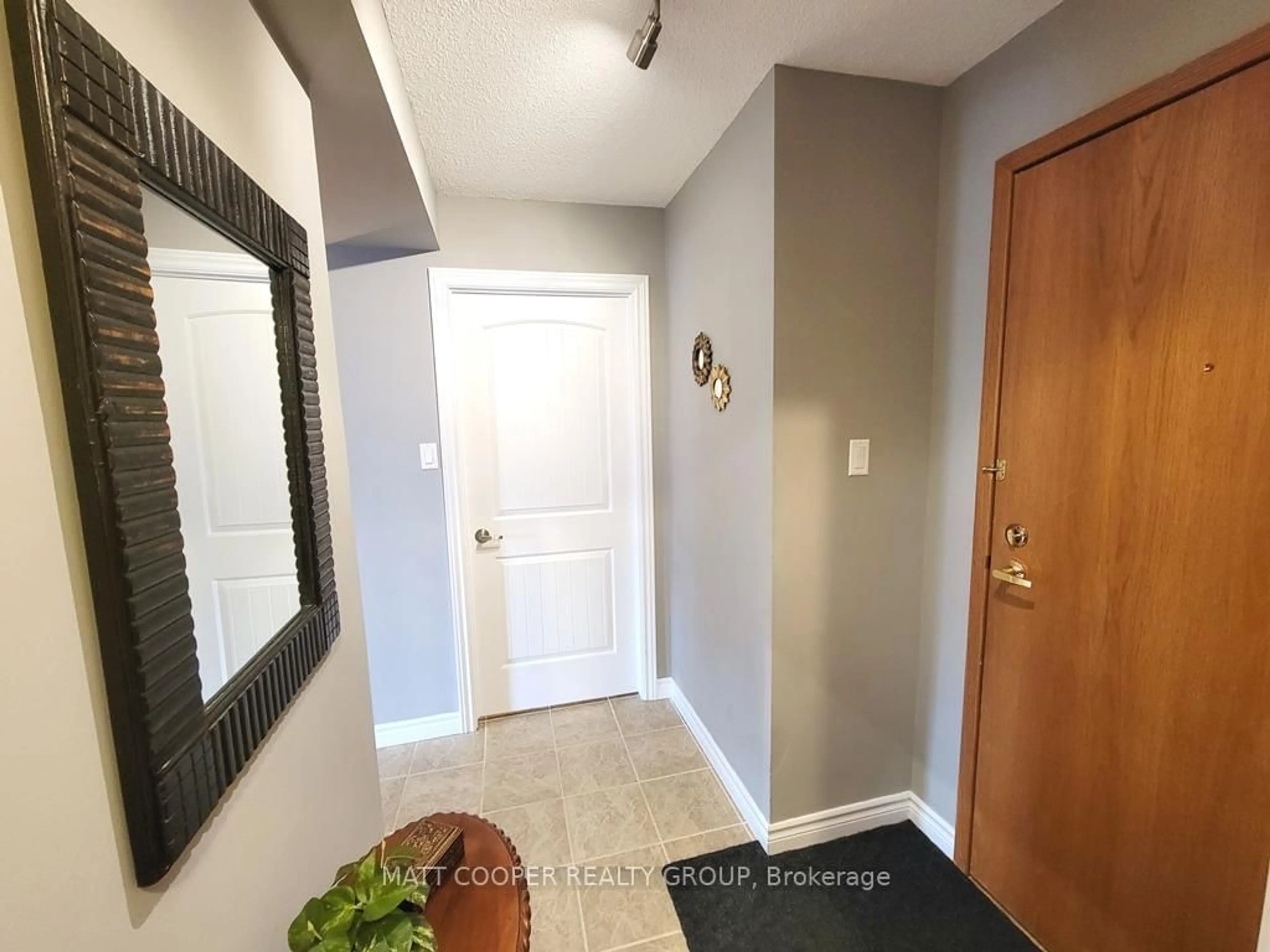 Indoor entryway for 80 Athol St #408, Oshawa Ontario L1H 8B7