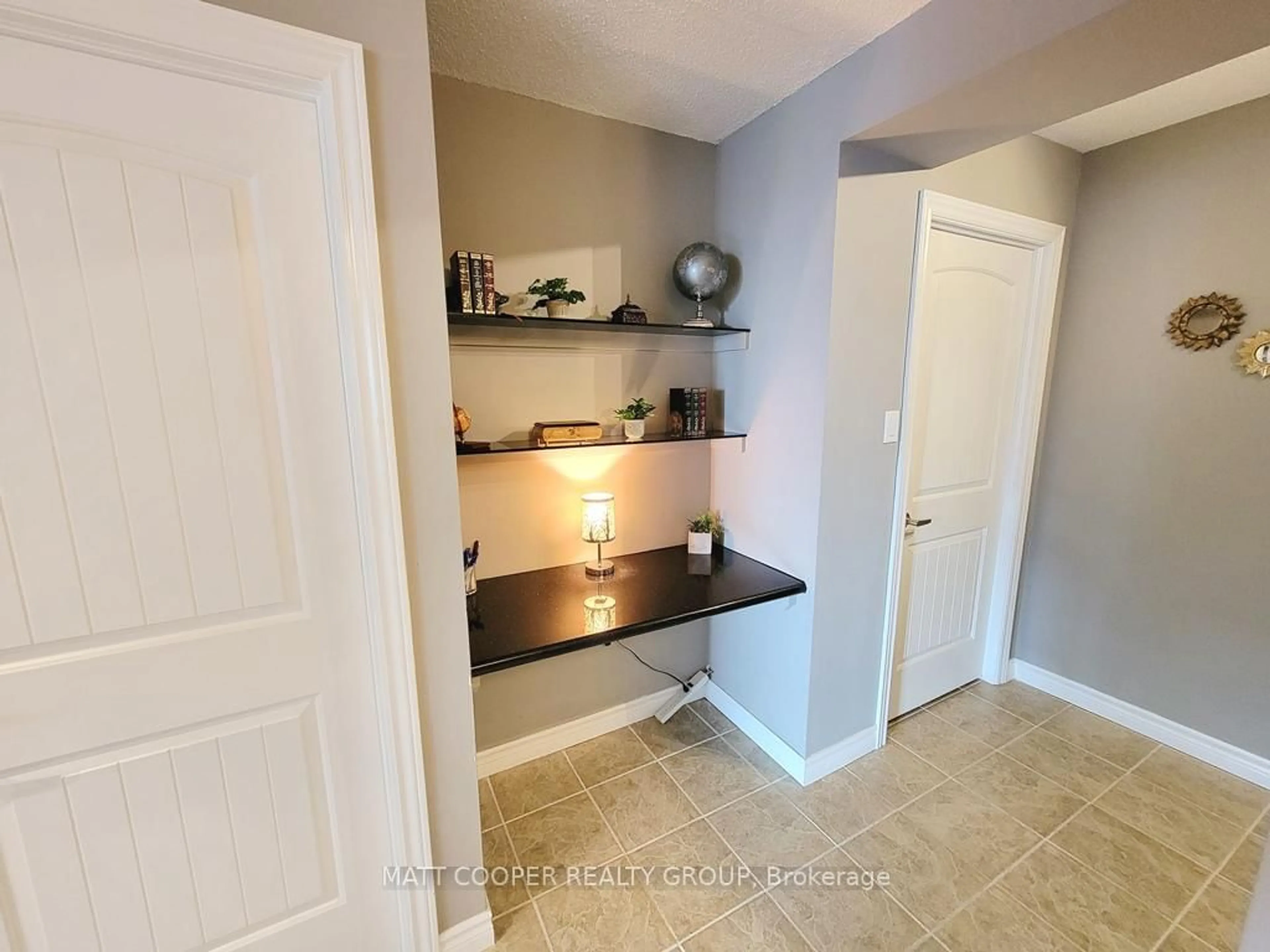 Indoor entryway for 80 Athol St #408, Oshawa Ontario L1H 8B7