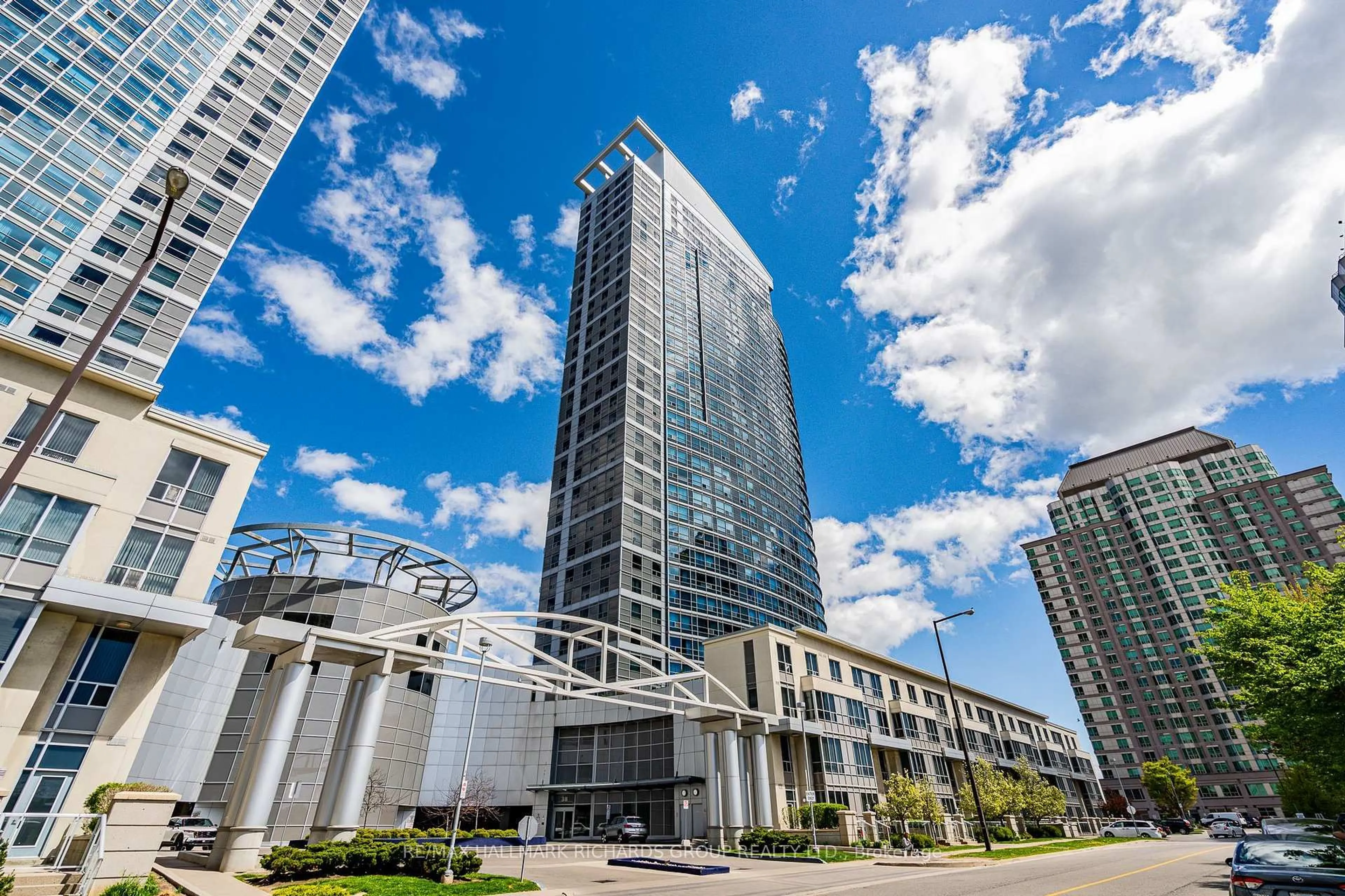 Patio, building for 38 Lee Centre Dr #811, Toronto Ontario M1H 3J7