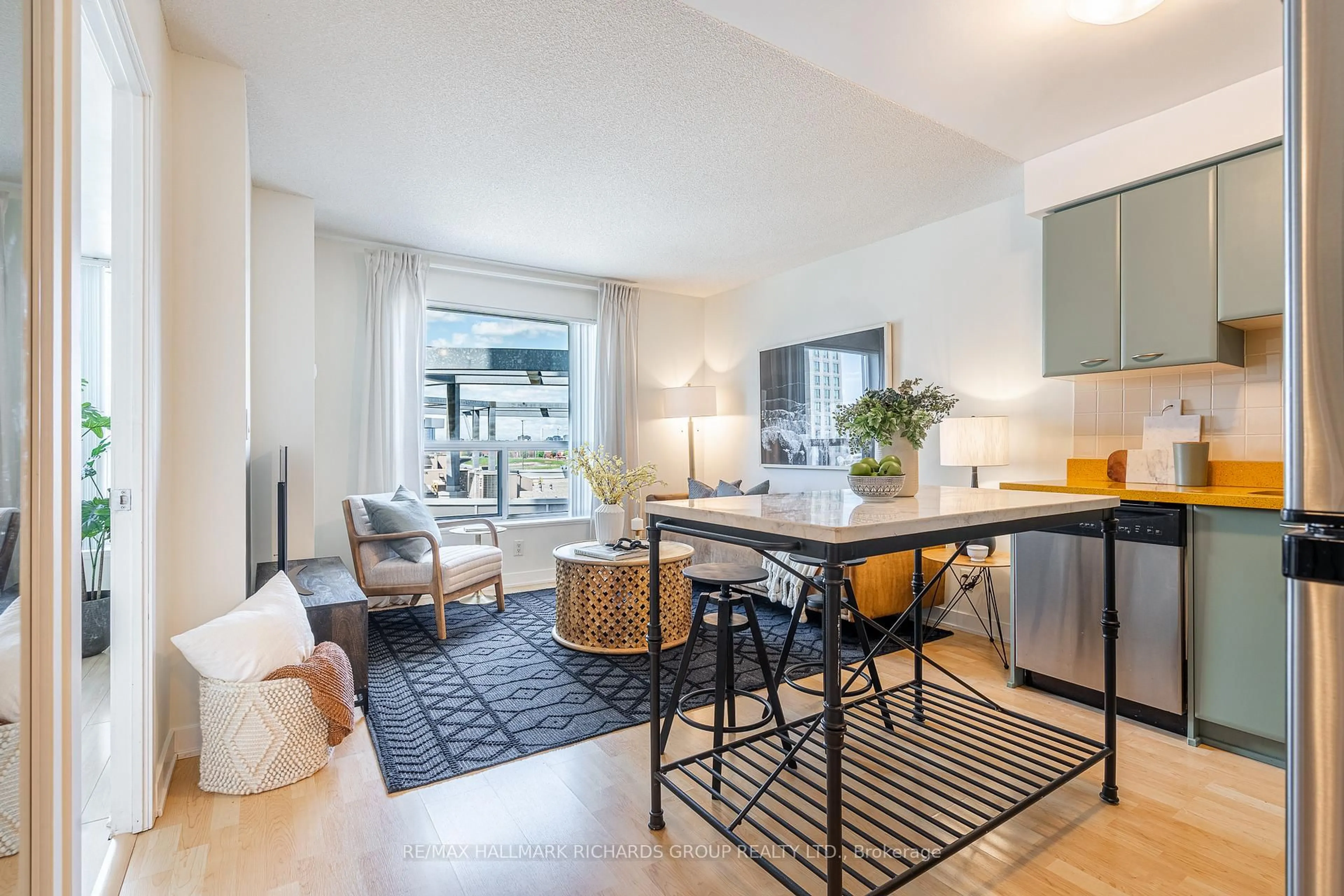 Open concept kitchen, unknown for 38 Lee Centre Dr #811, Toronto Ontario M1H 3J7