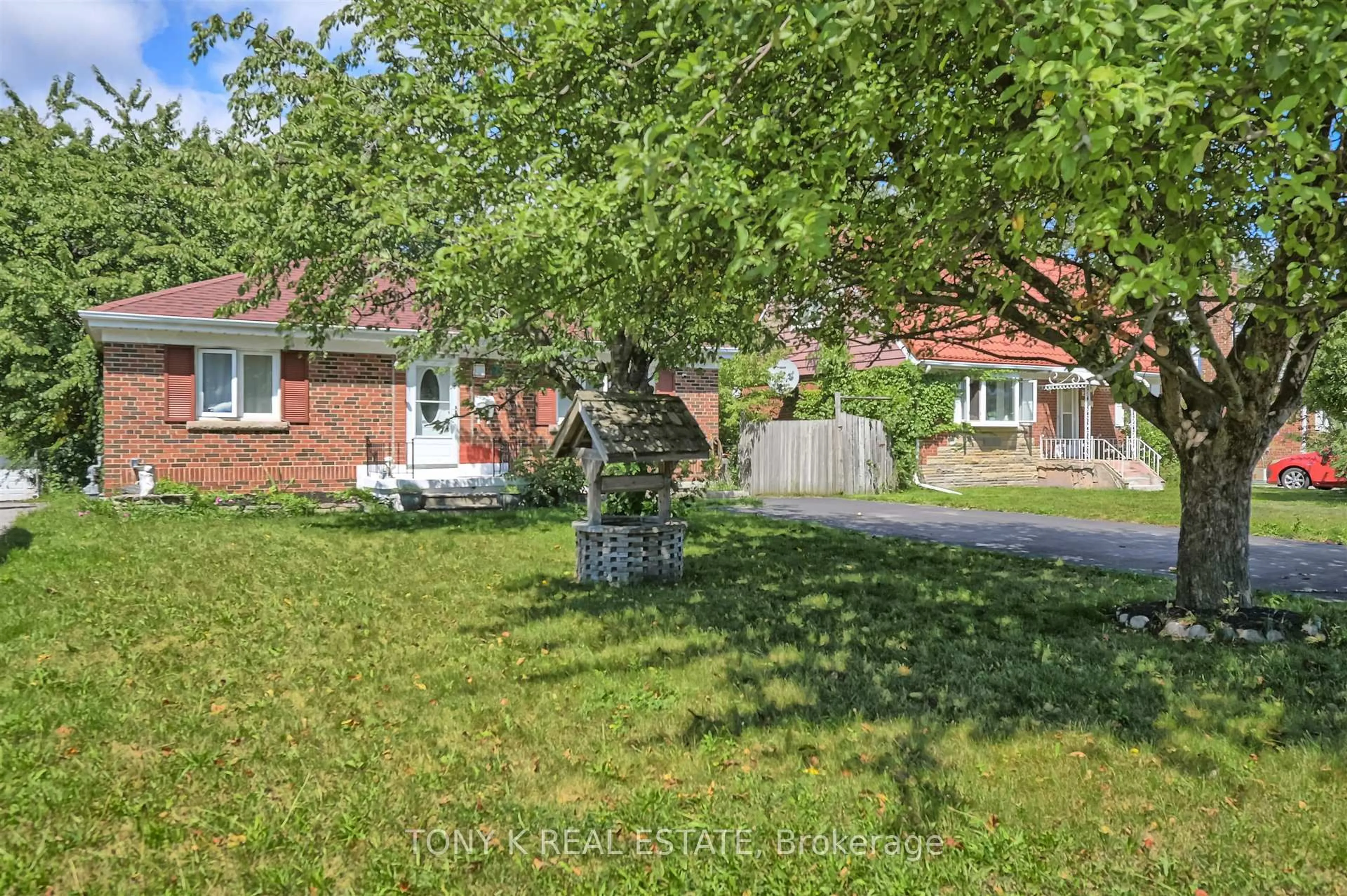 A pic from outside/outdoor area/front of a property/back of a property/a pic from drone, street for 20 Granard Blvd, Toronto Ontario M1M 2E1