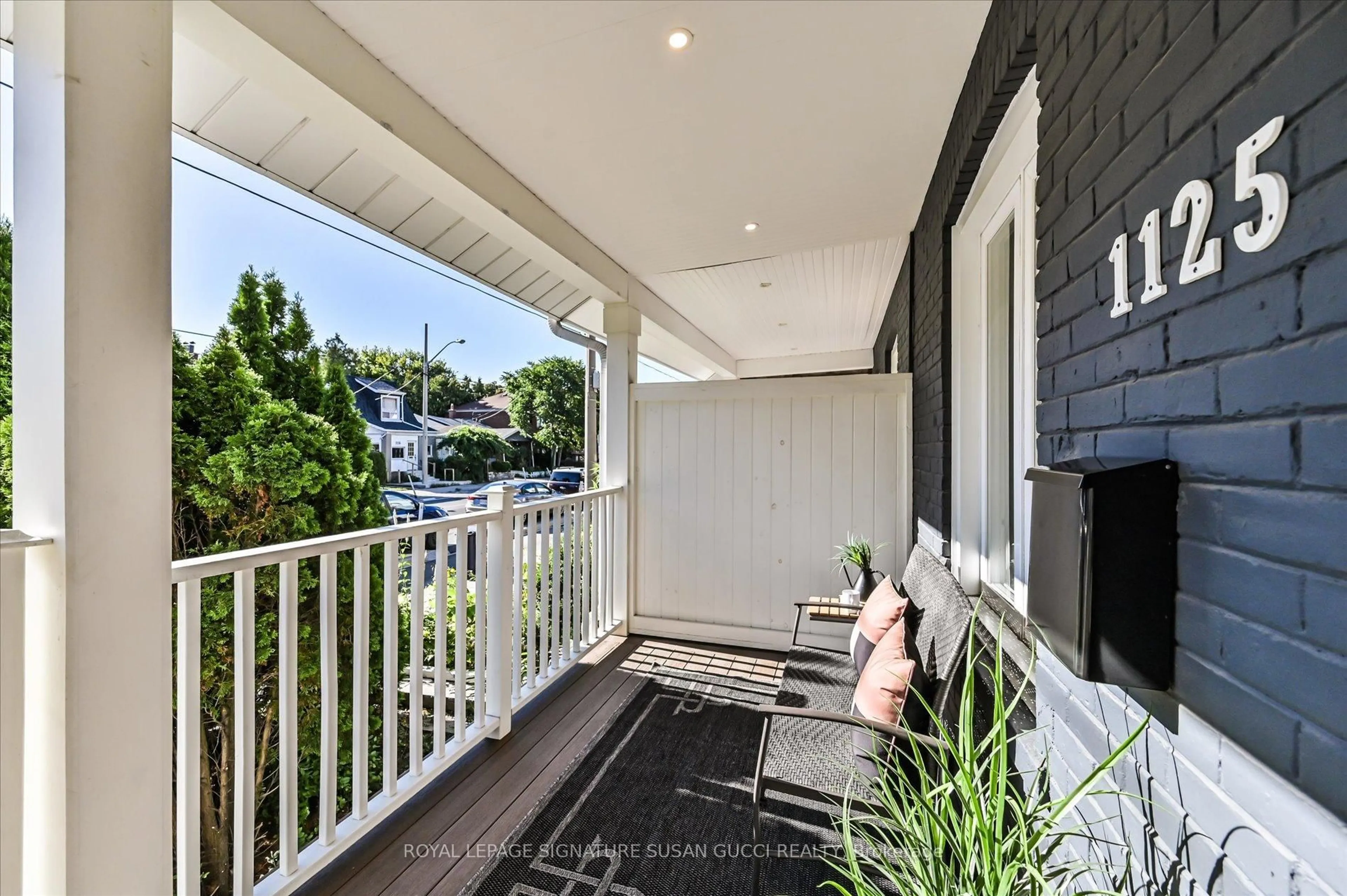 Patio, street for 1125 Woodbine Ave, Toronto Ontario M4C 4C6
