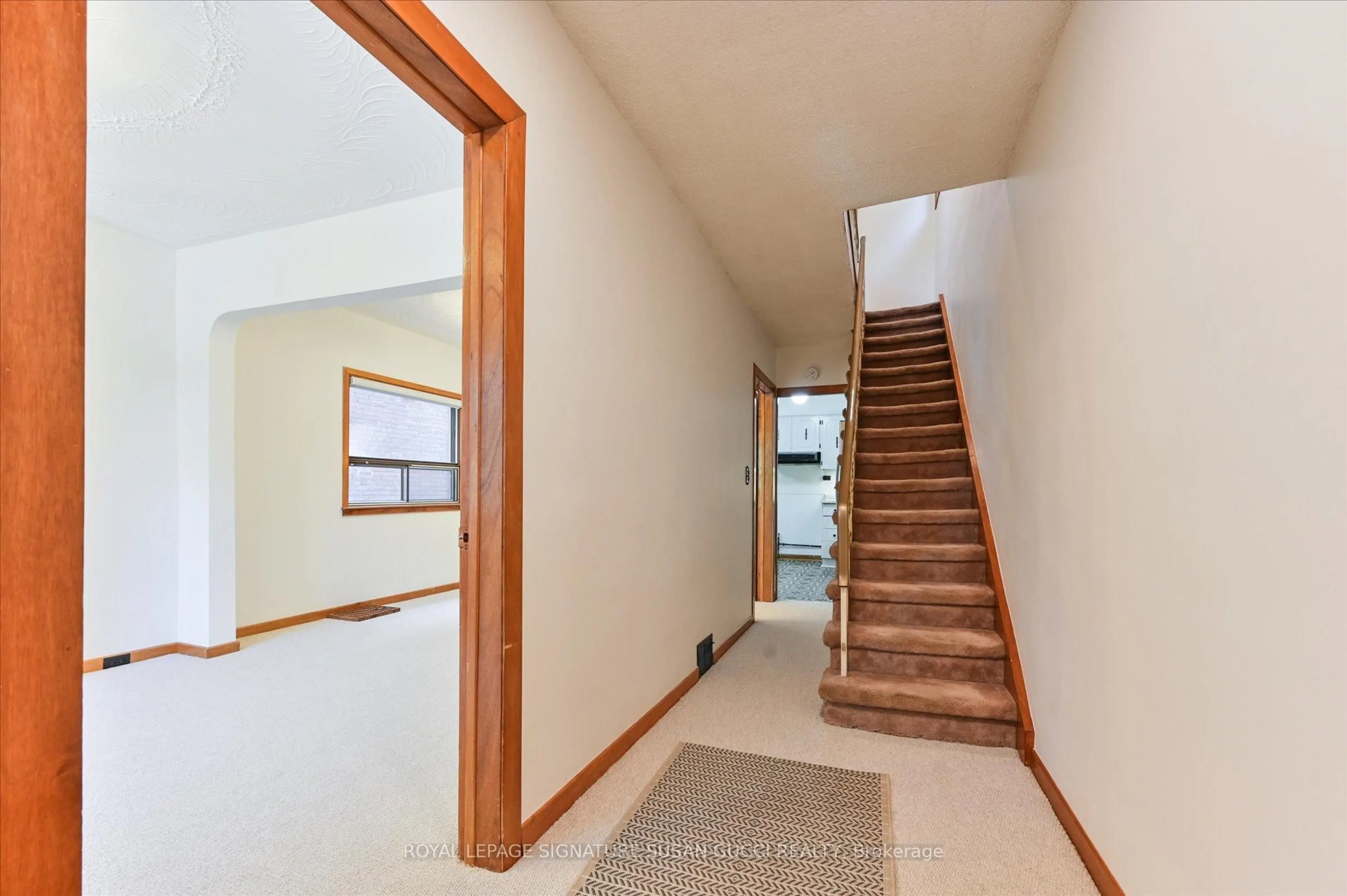 Indoor foyer for 96 Woodycrest Ave, Toronto Ontario M4J 3A9